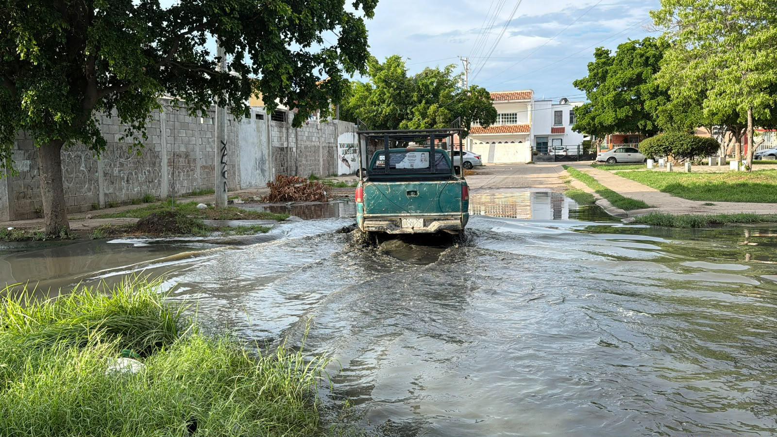 $!Exigen solución a derrame de aguas negras en Bugambilias-La Esperanza