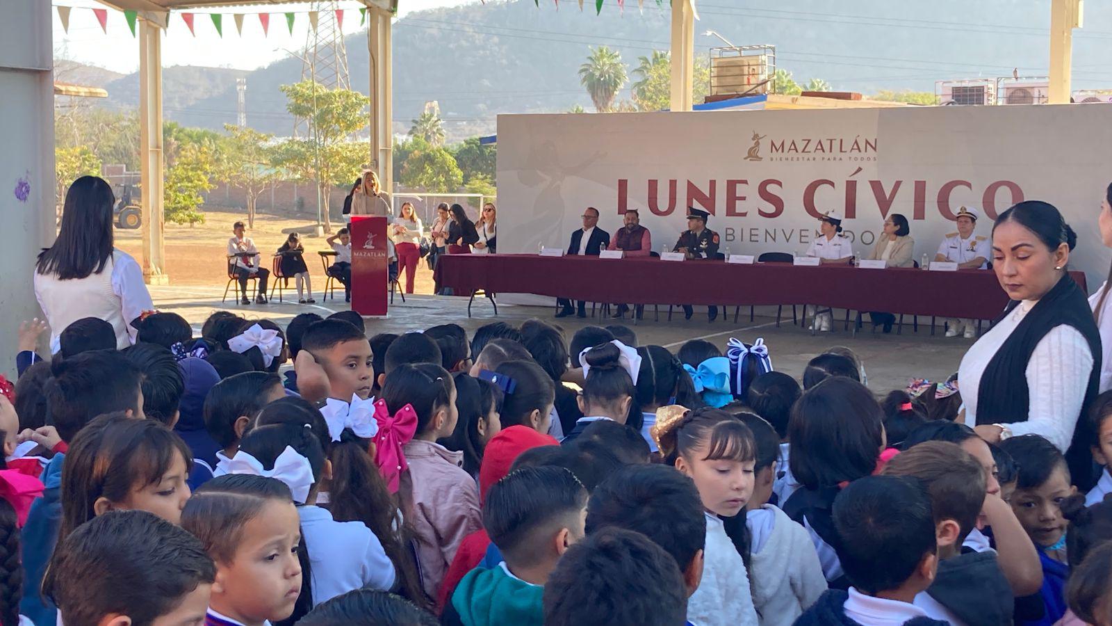 $!Dan banderazo de inicio de construcción de barda perimetral en escuela de Mazatlán