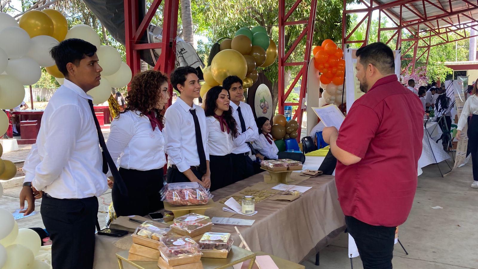 $!Muestran estudiantes de Alimentos sus mejores ideas en la ‘Expo-Proyecta tu Ingenio’ de Cbtis 51