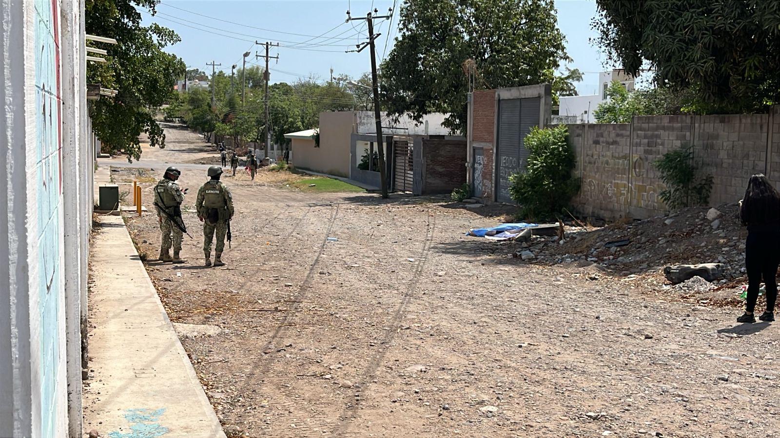 $!Hallan a hombre asesinado a espaldas de la Preparatoria Sandino, en Culiacán
