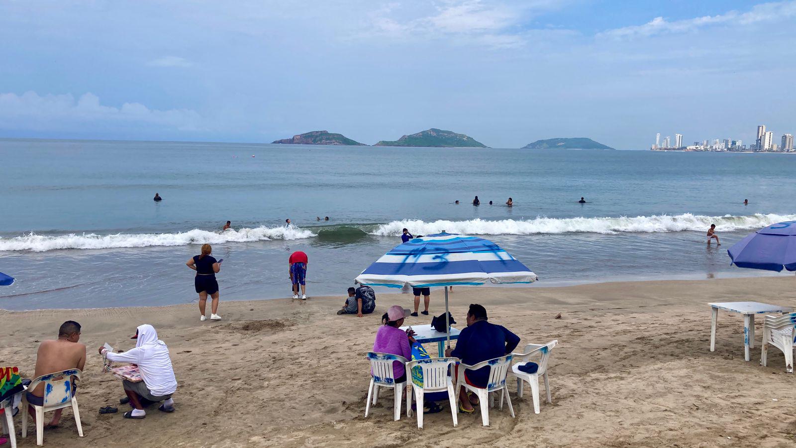 $!Viven mazatlecos un viernes nublado con temperaturas de 30 grados centígrados