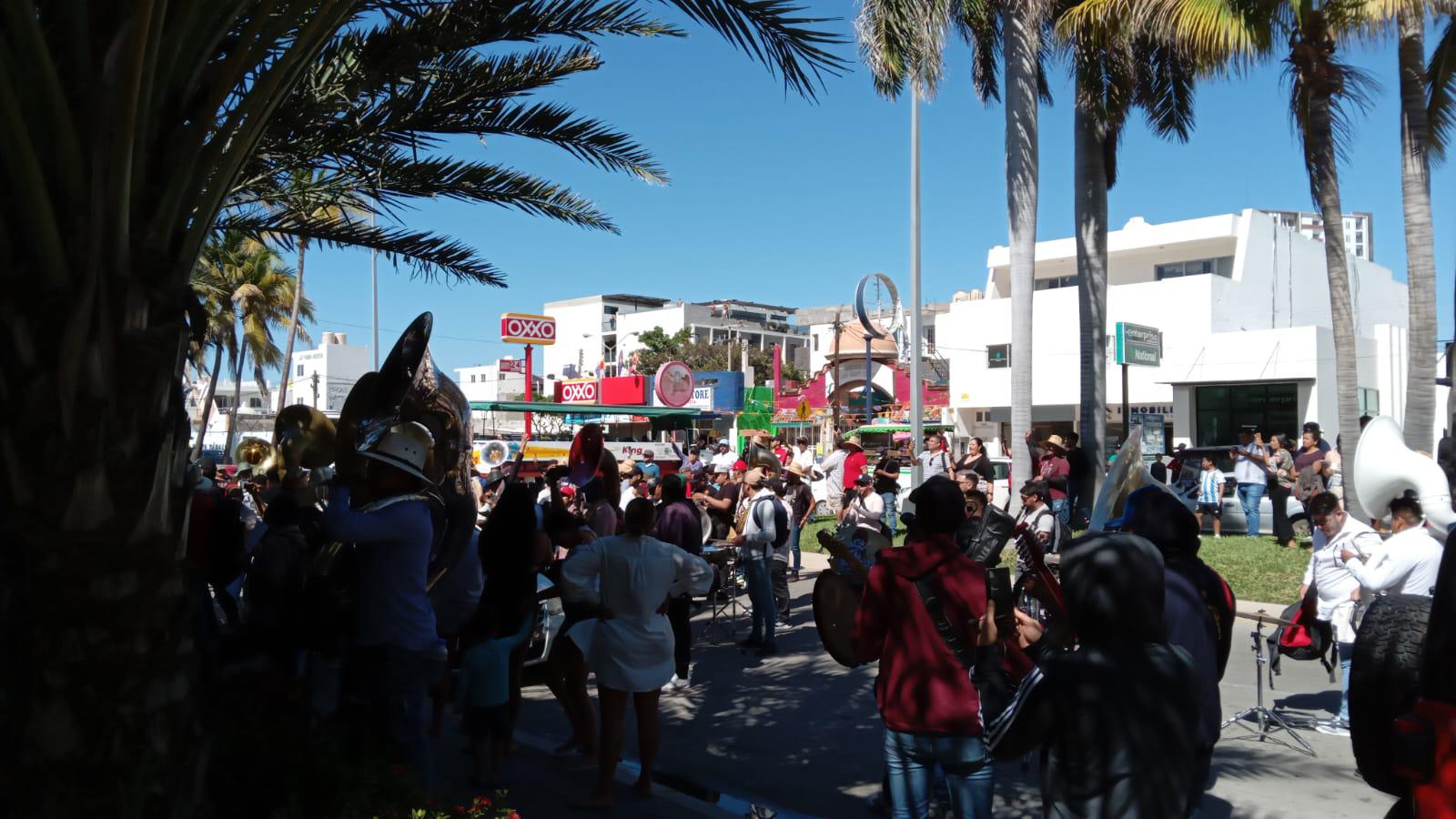 $!Se manifiestan músicos tocando y con marcha en plena zona turística