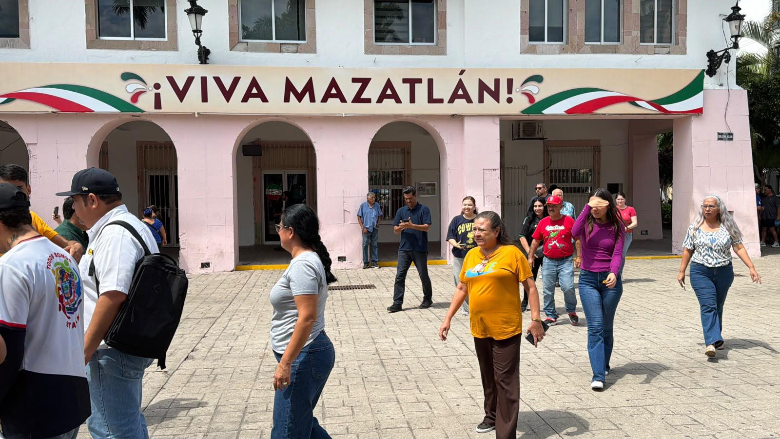 $!Moviliza Simulacro Nacional a 130 personas en el Palacio Municipal de Mazatlán
