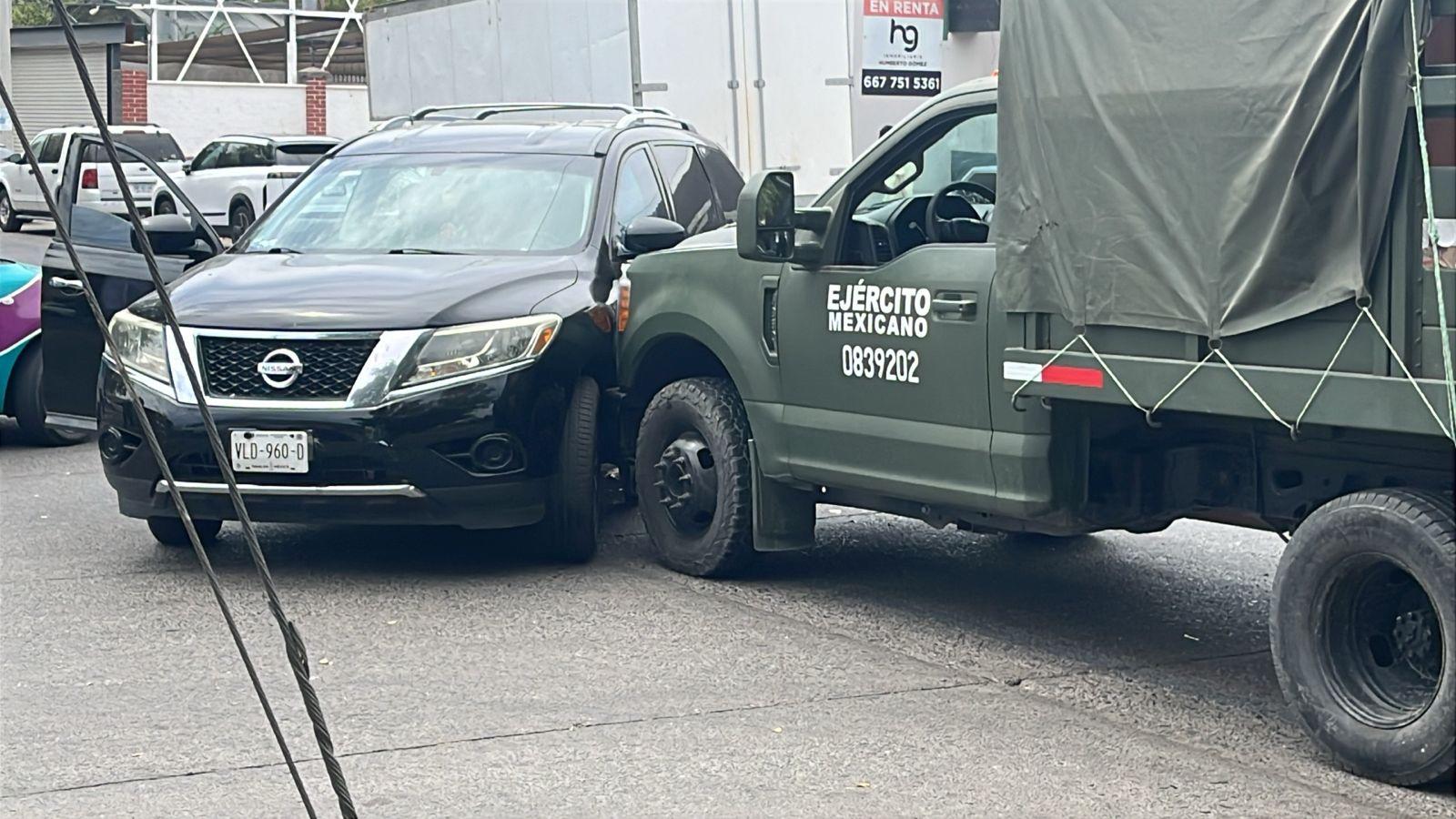 $!Choque entre unidad militar y auto en Malecón Viejo de Culiacán deja daños materiales