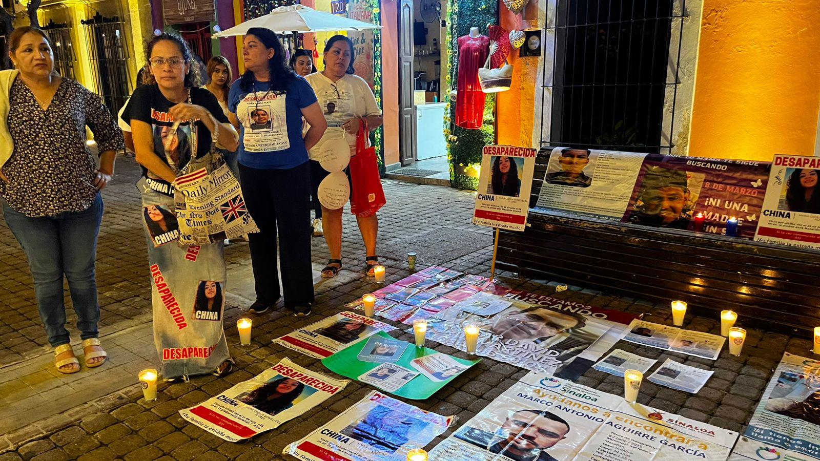 $!Madres de personas desaparecidas se manifiestan afuera del teatro Ángela Peralta, en Mazatlán
