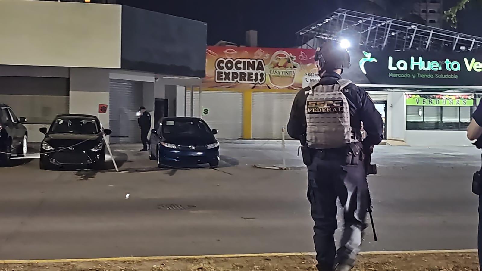 $!Atacan a balazos vehículos en exhibición en el fraccionamiento Bonanza, en Culiacán