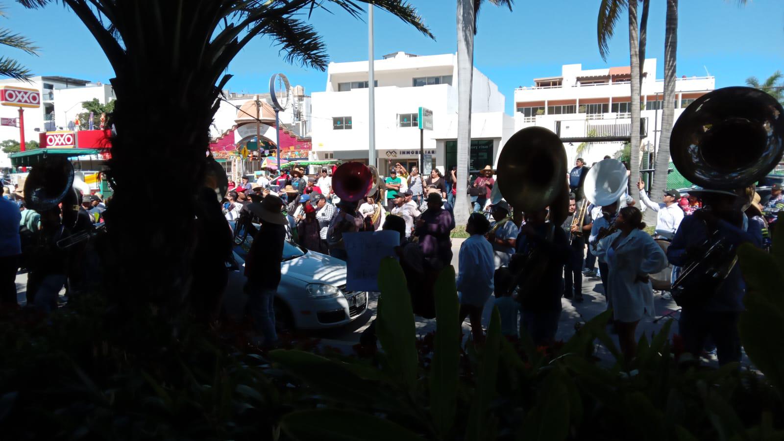 $!Se manifiestan músicos tocando y con marcha en plena zona turística