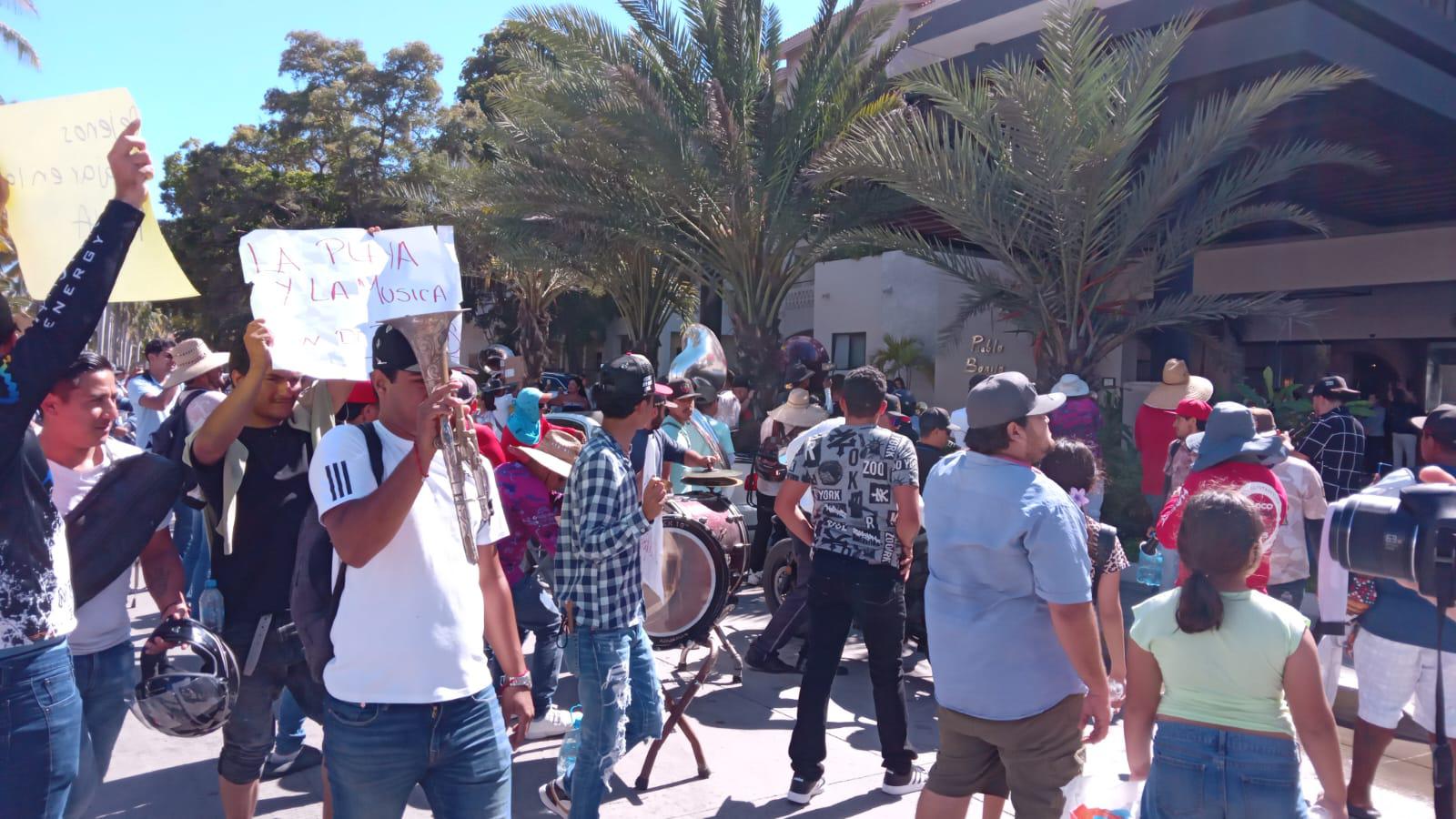 $!Se manifiestan músicos tocando y con marcha en plena zona turística