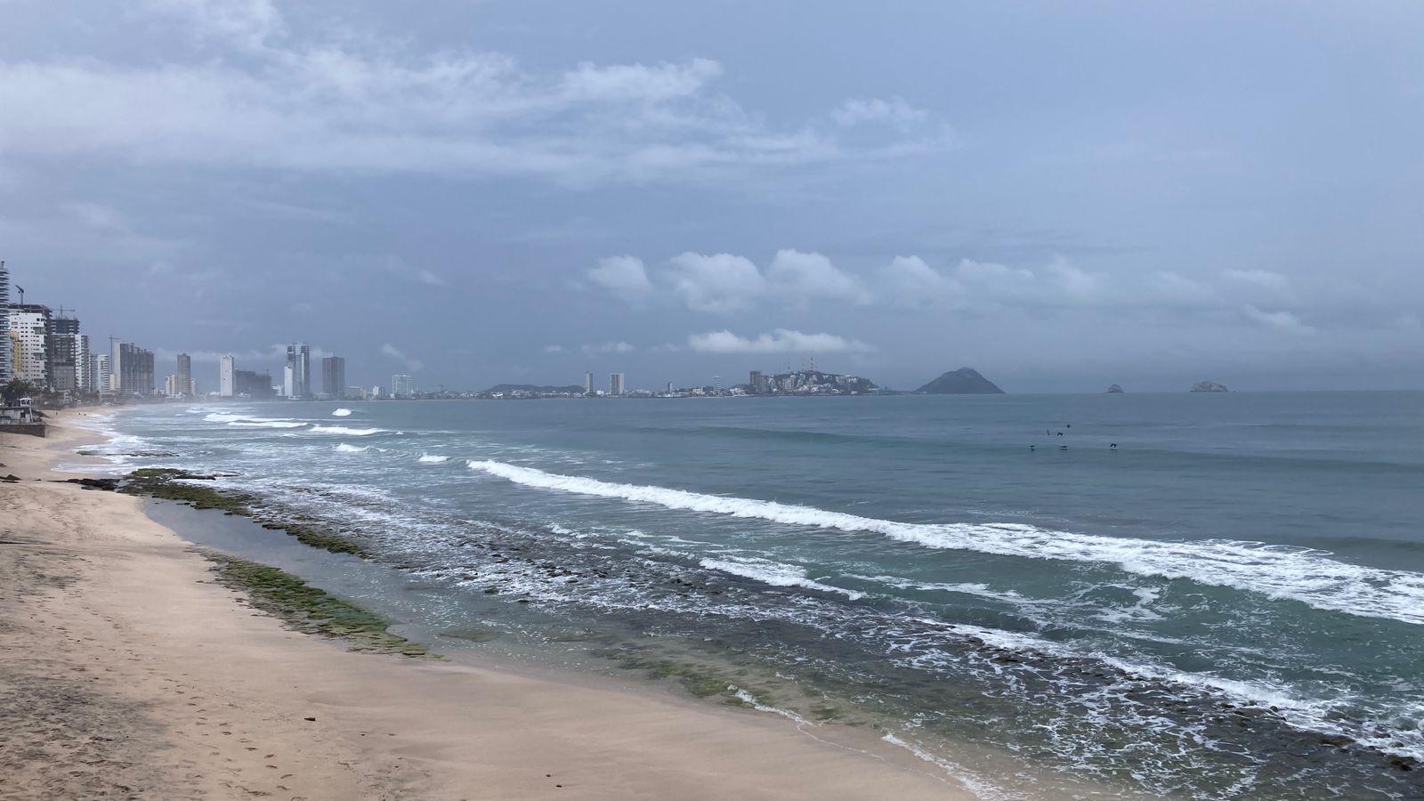 $!Persisten lluvias durante la mañana en Mazatlán, con altas probabilidades de continuar durante el día