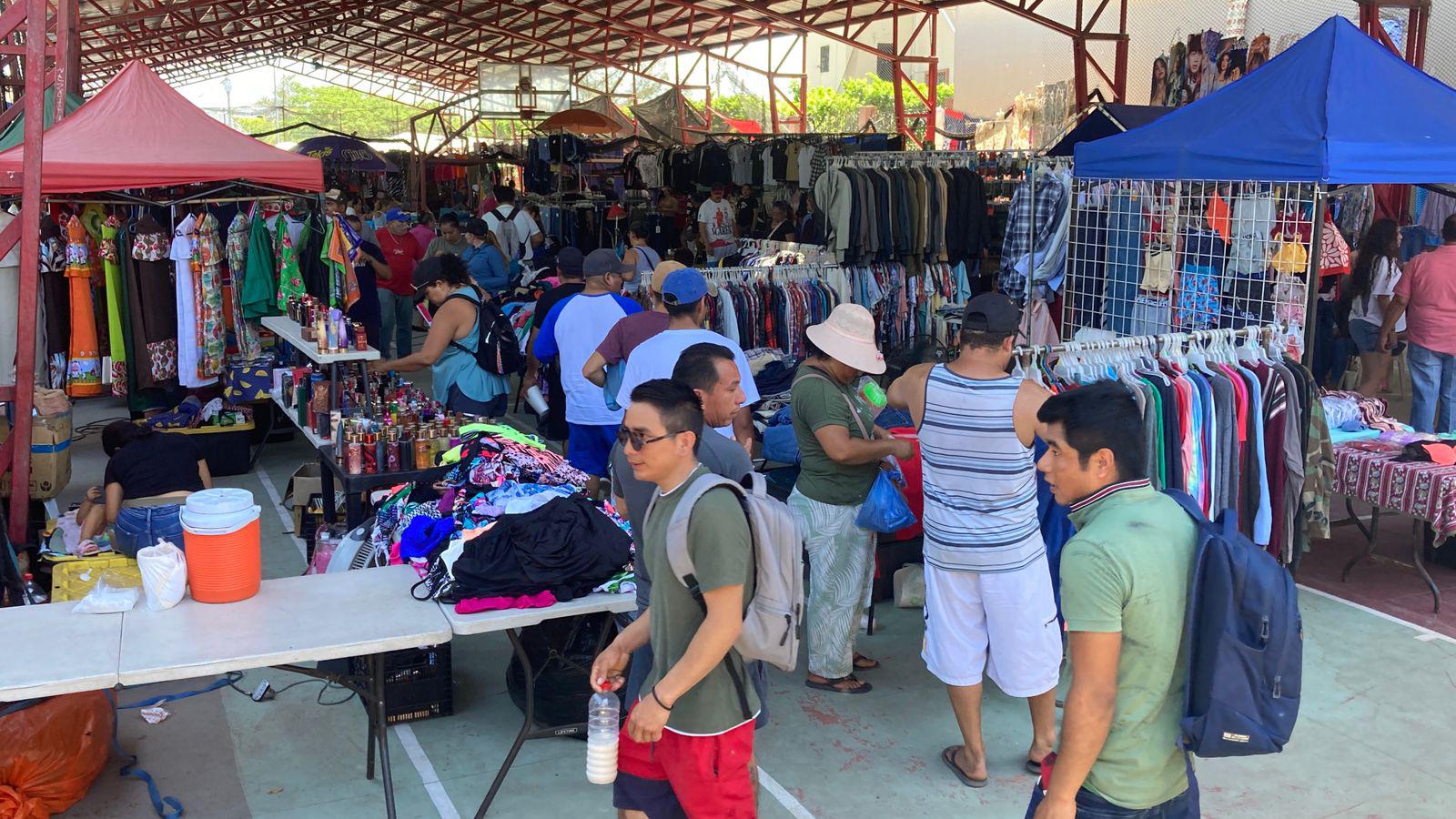 $!Pese a temporada de vacaciones, tianguistas del mercado de la Juárez, en Mazatlán, reportan bajas ventas