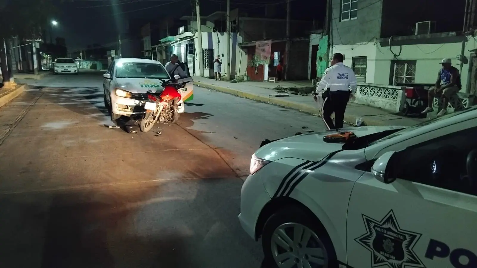 $!En Mazatlán motociclista choca contra taxi y huye del lugar