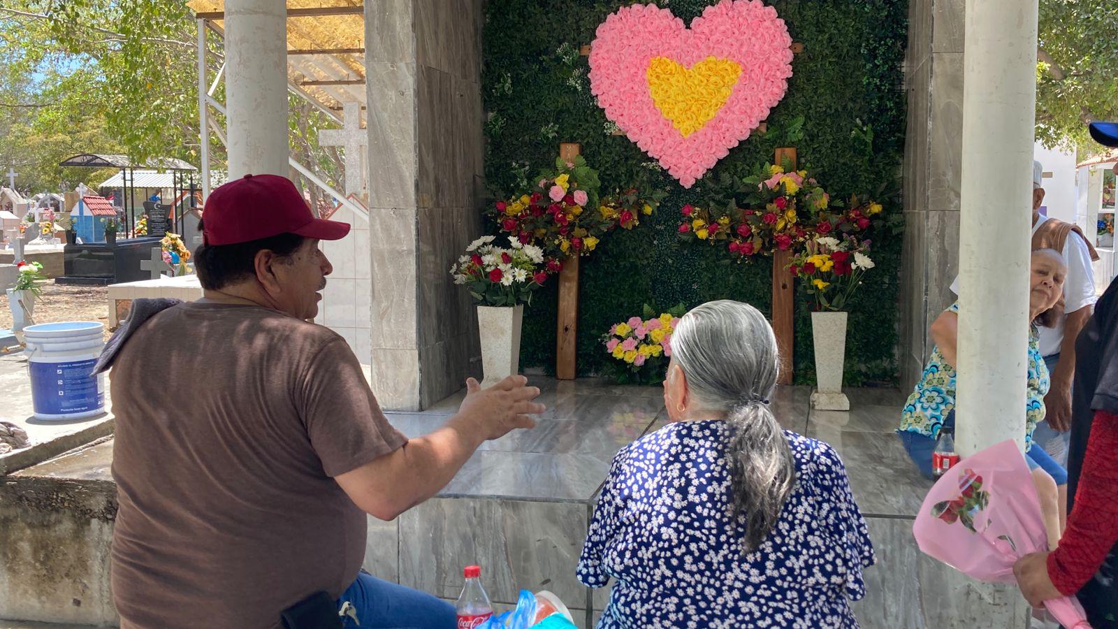 $!Mazatlecos se dan cita en panteones de la ciudad para festejar a las mamás del cielo