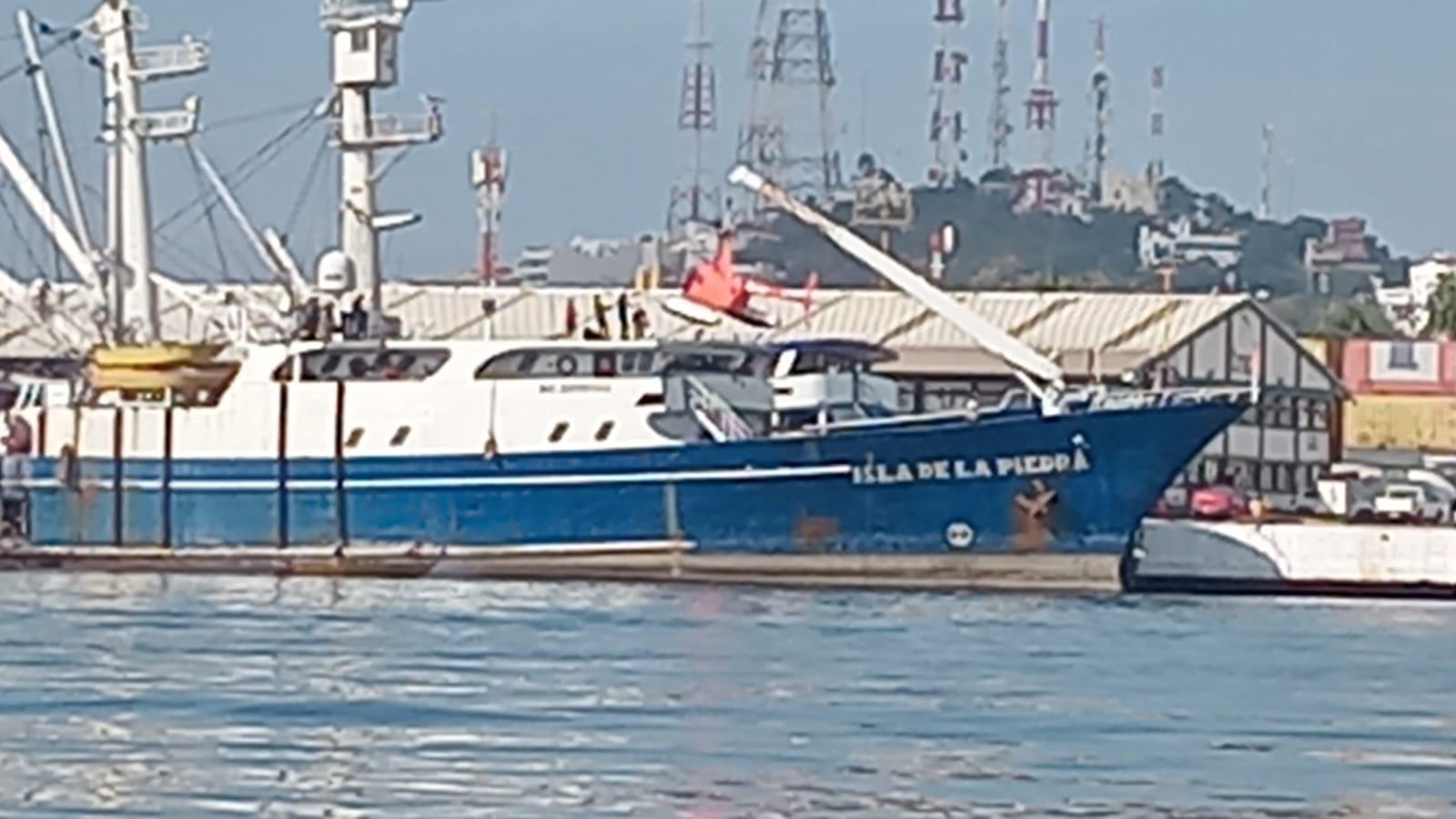 $!Helicóptero sufre avería y acuatiza de emergencia en canal de navegación de Mazatlán