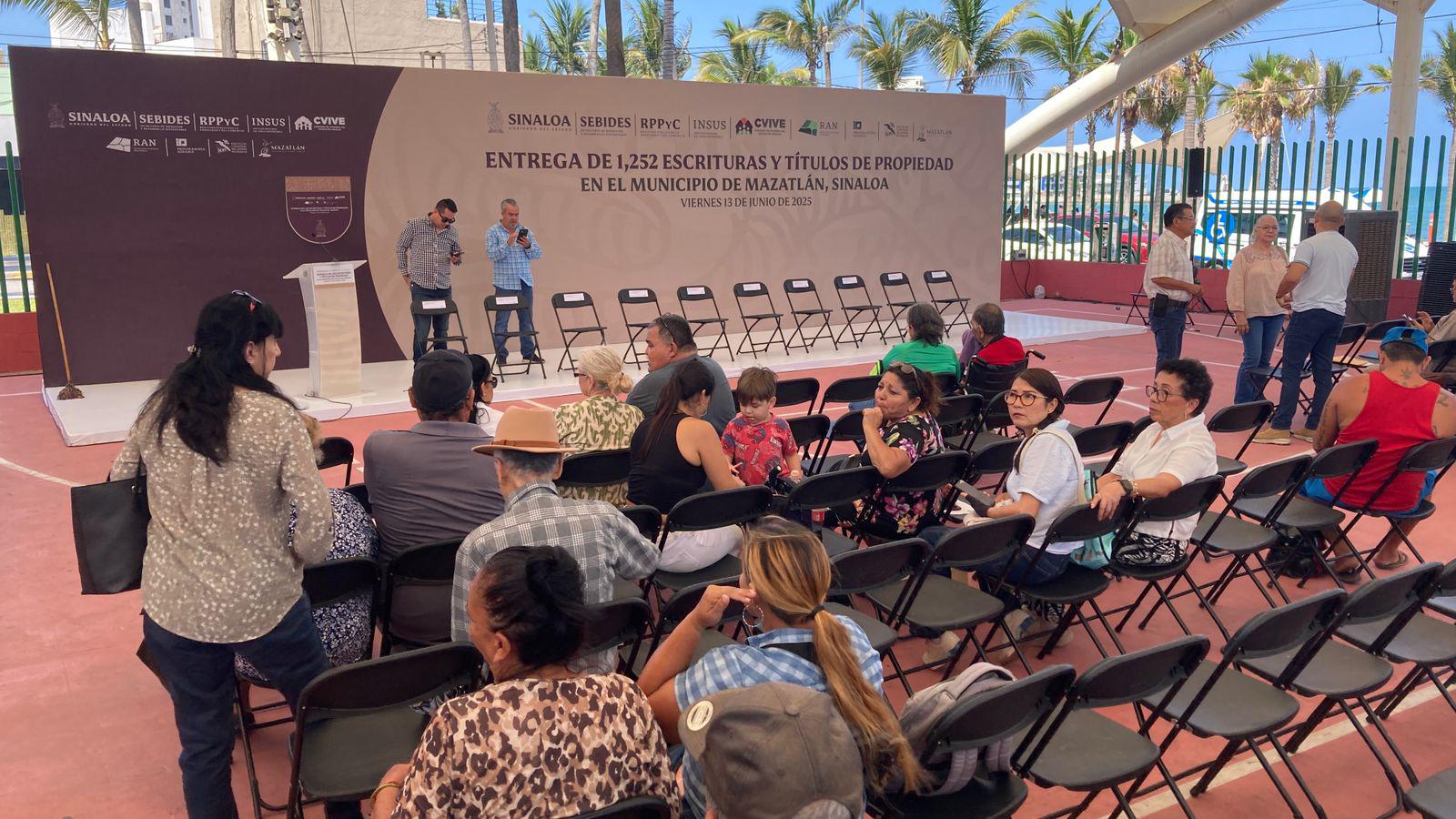 $!Pese a calor, beneficiarios de la zona rural deciden esperar por sus escrituras en Mazatlán