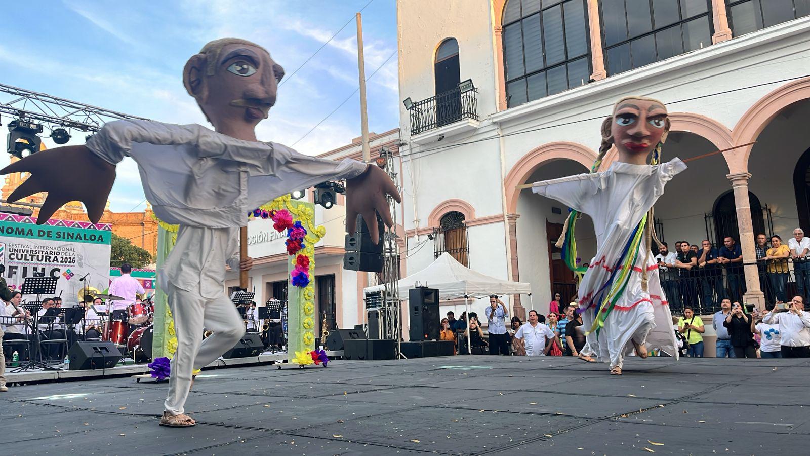 $!La Guelaguetza contagió su alegría a los asistentes con bailes de las comunidades indígenas y afromexicanas de Oaxaca.