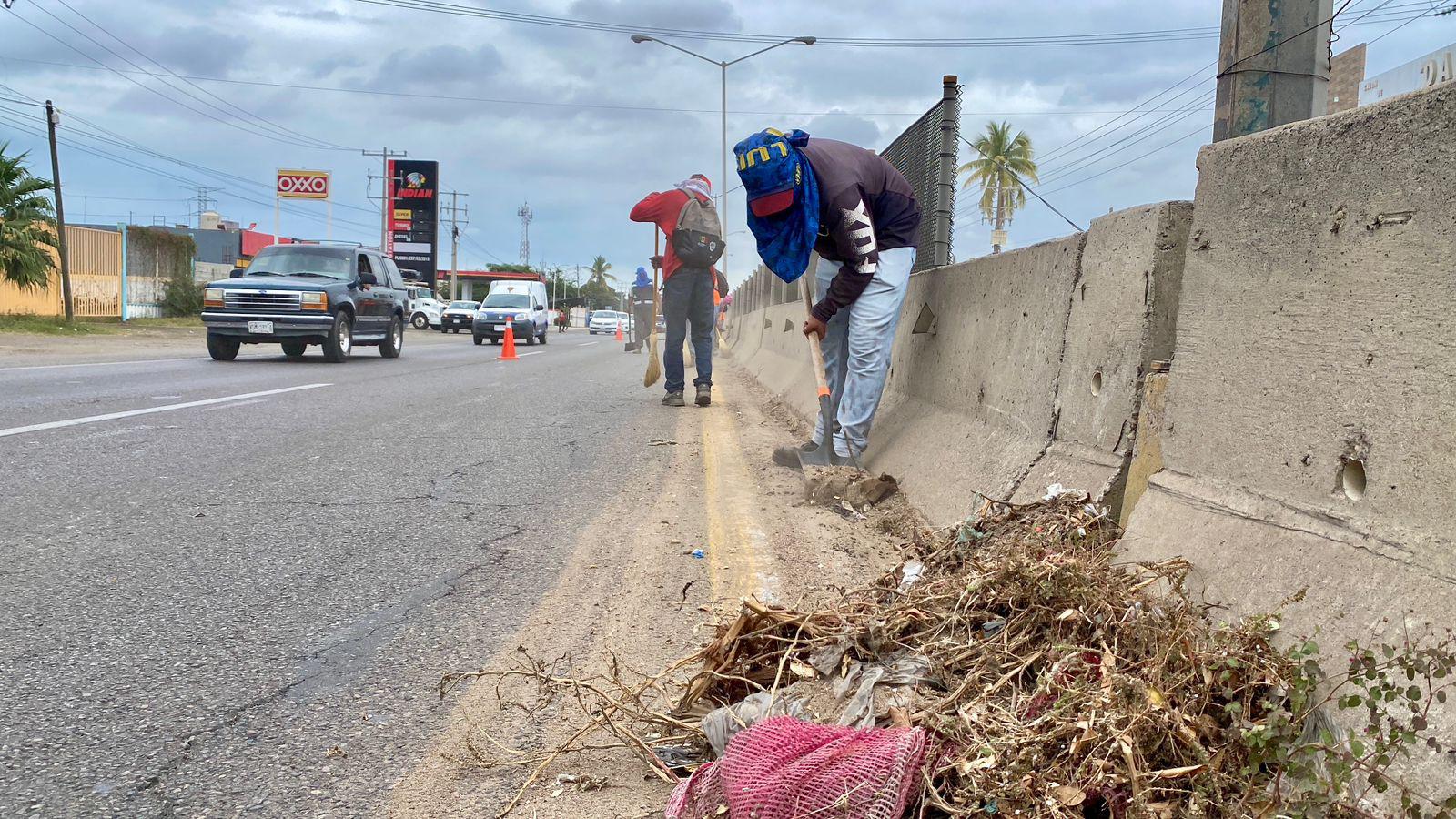 $!Retiran escombro, maleza, tierra y todo tipo de basura de la salida sur de Mazatlán