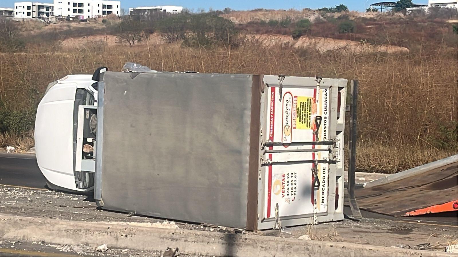 $!Volcadura en La Costerita de Culiacán deja a repartidor lesionado