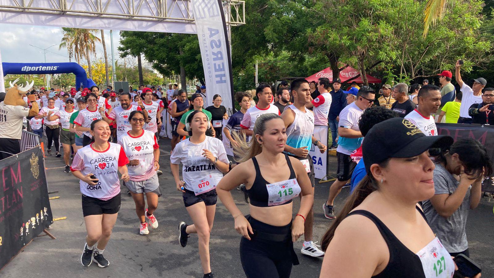 $!Jesús Labrador y Aragetze Nava triunfan en la primera Carrera Roja en Mazatlán