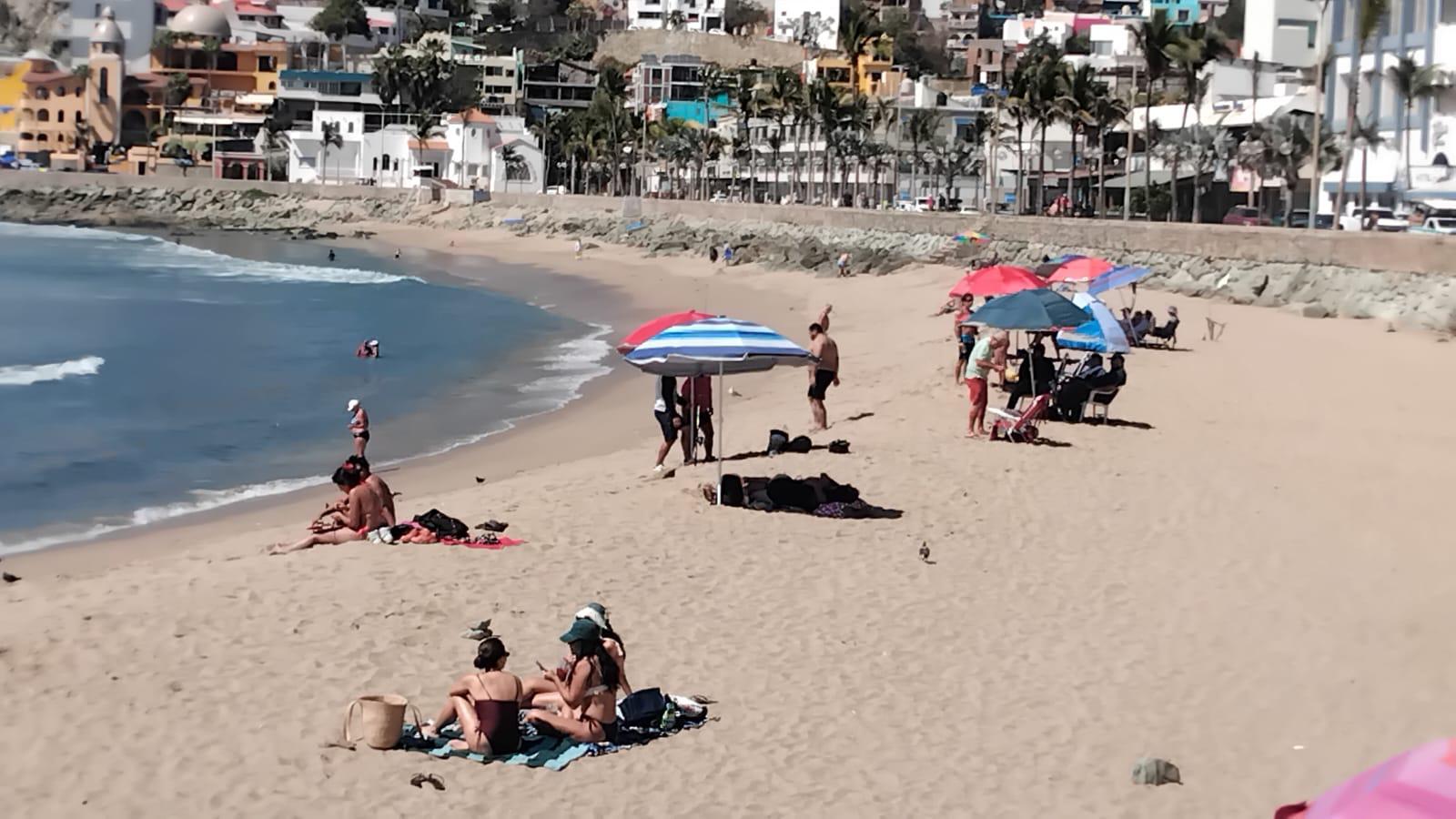 $!‘Puente’ deja poca afluencia turística en Mazatlán; playas concentran a visitantes