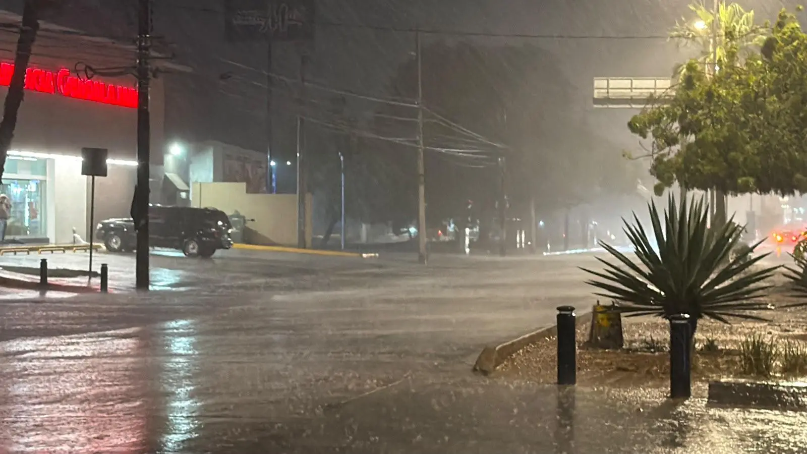 $!Se registran fuertes lluvias acompañadas de viento y actividad eléctrica en Mazatlán la noche de este martes
