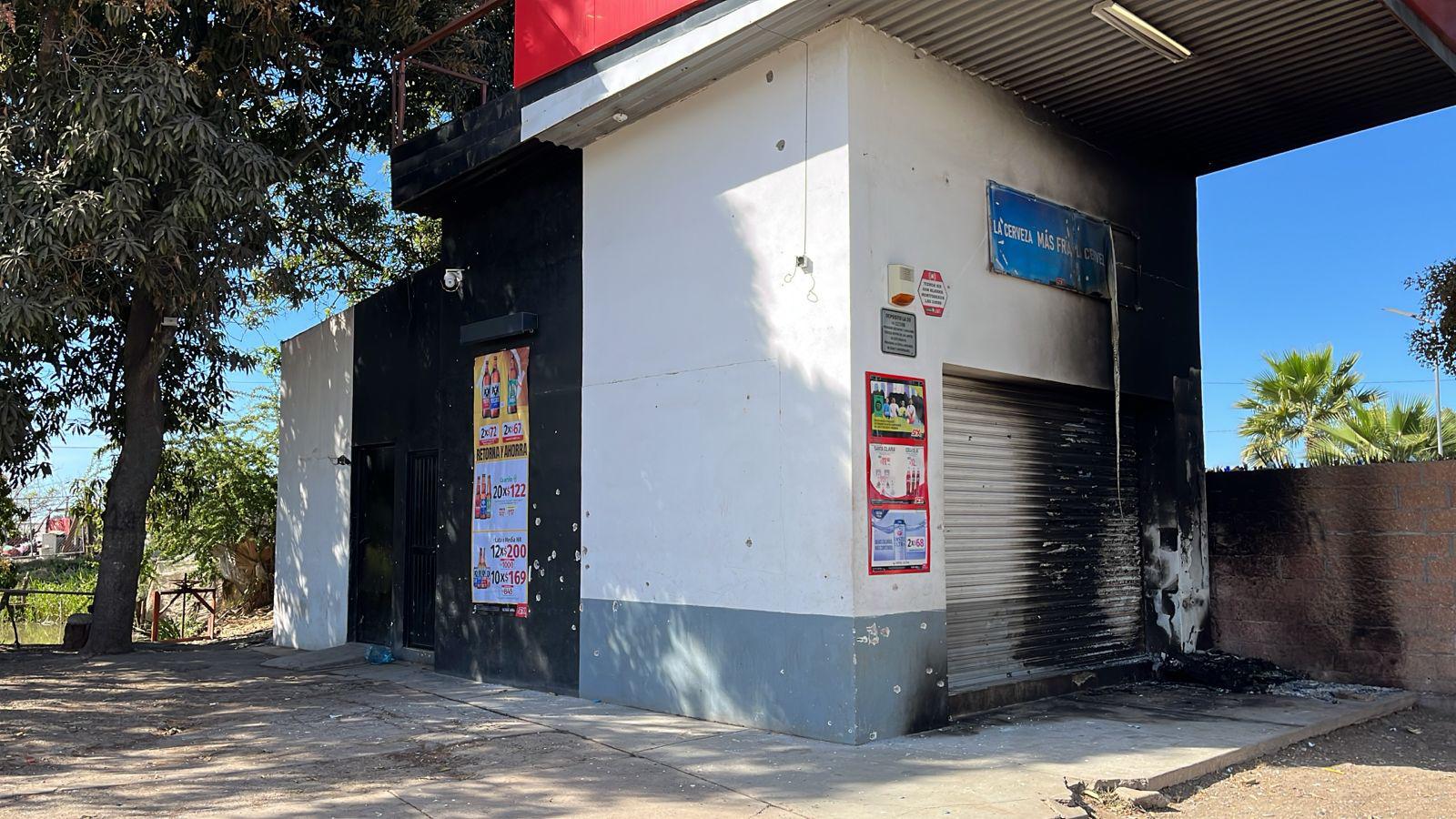 $!Balean e incendian gasolinera y expendio por la carretera Culiacán-Eldorado