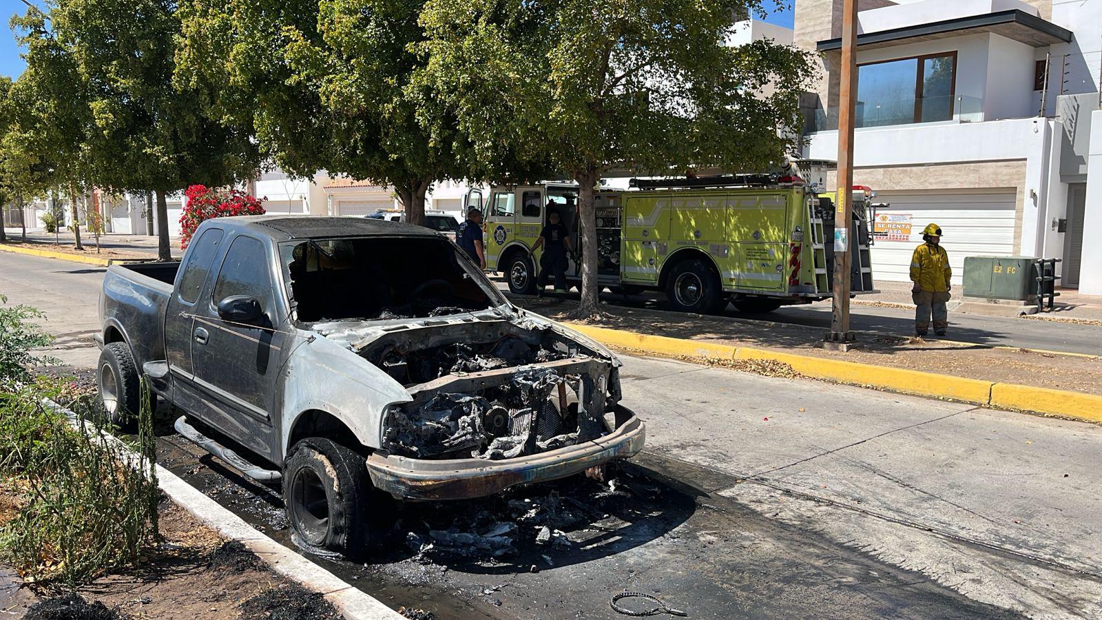 $!Se incendia camioneta en el Desarrollo Urbano Tres Ríos; no hay lesionados