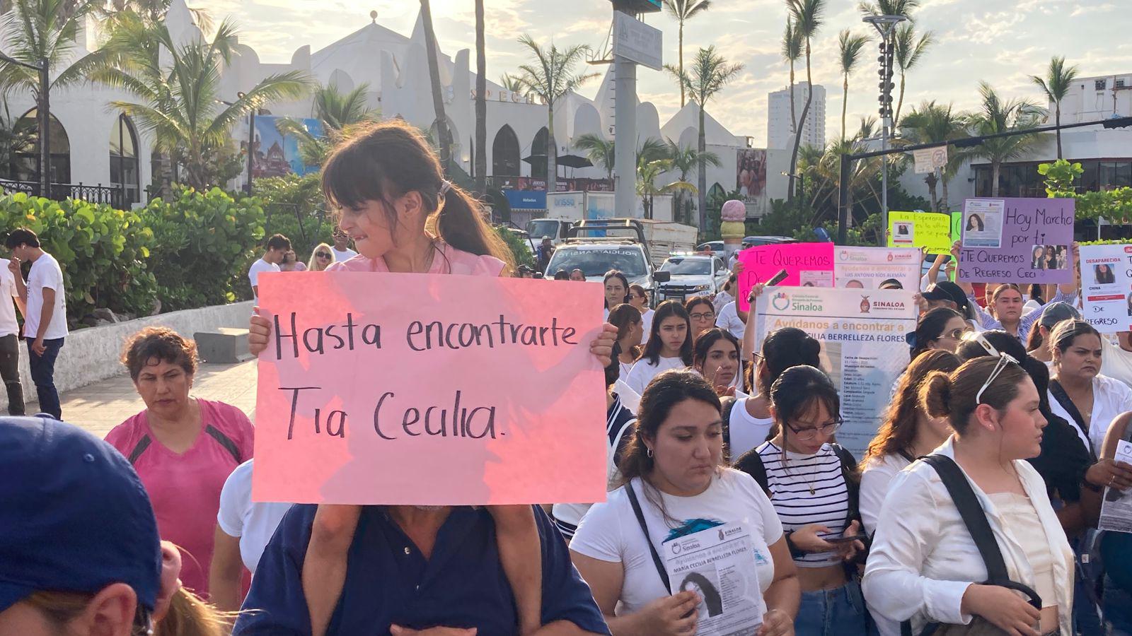 $!En el parador turístico de las letras de Mazatlán se plantaron los manifestantes para luego marchar por el paseo costero.