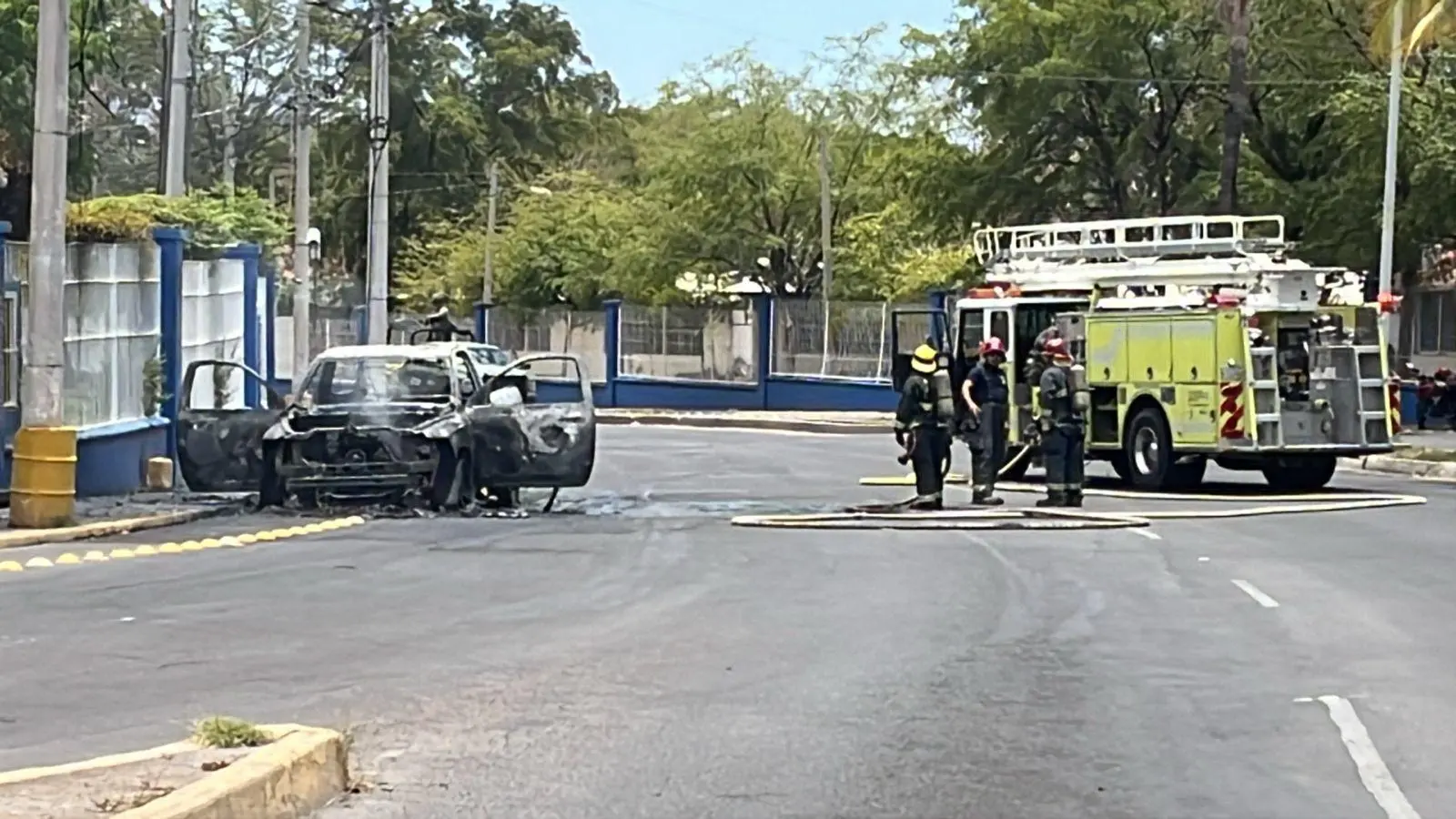 $!Se incendia camioneta frente a Ciudad Universitaria de la UAS, en Culiacán