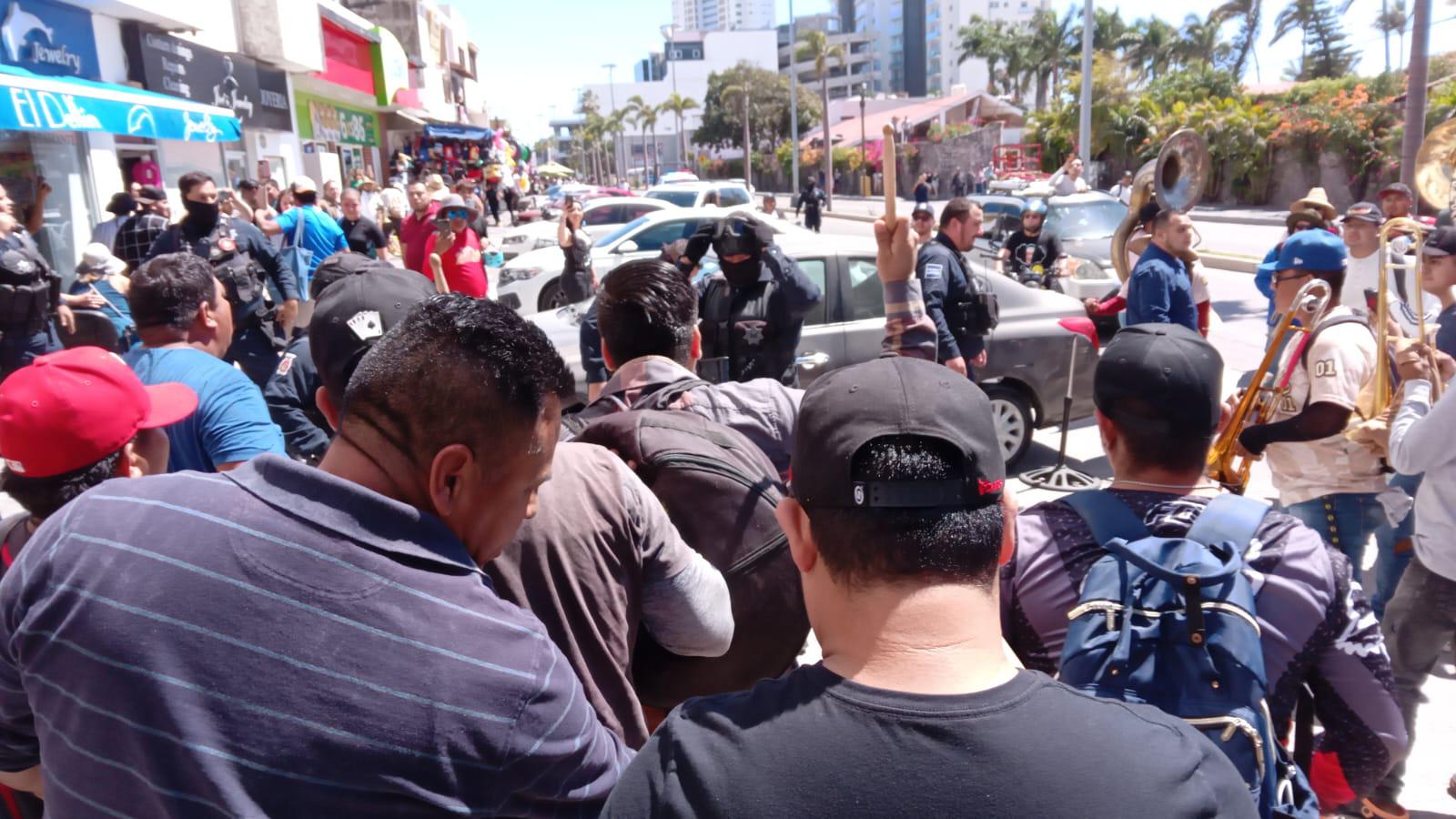 $!Se manifiestan músicos tocando y con marcha en plena zona turística