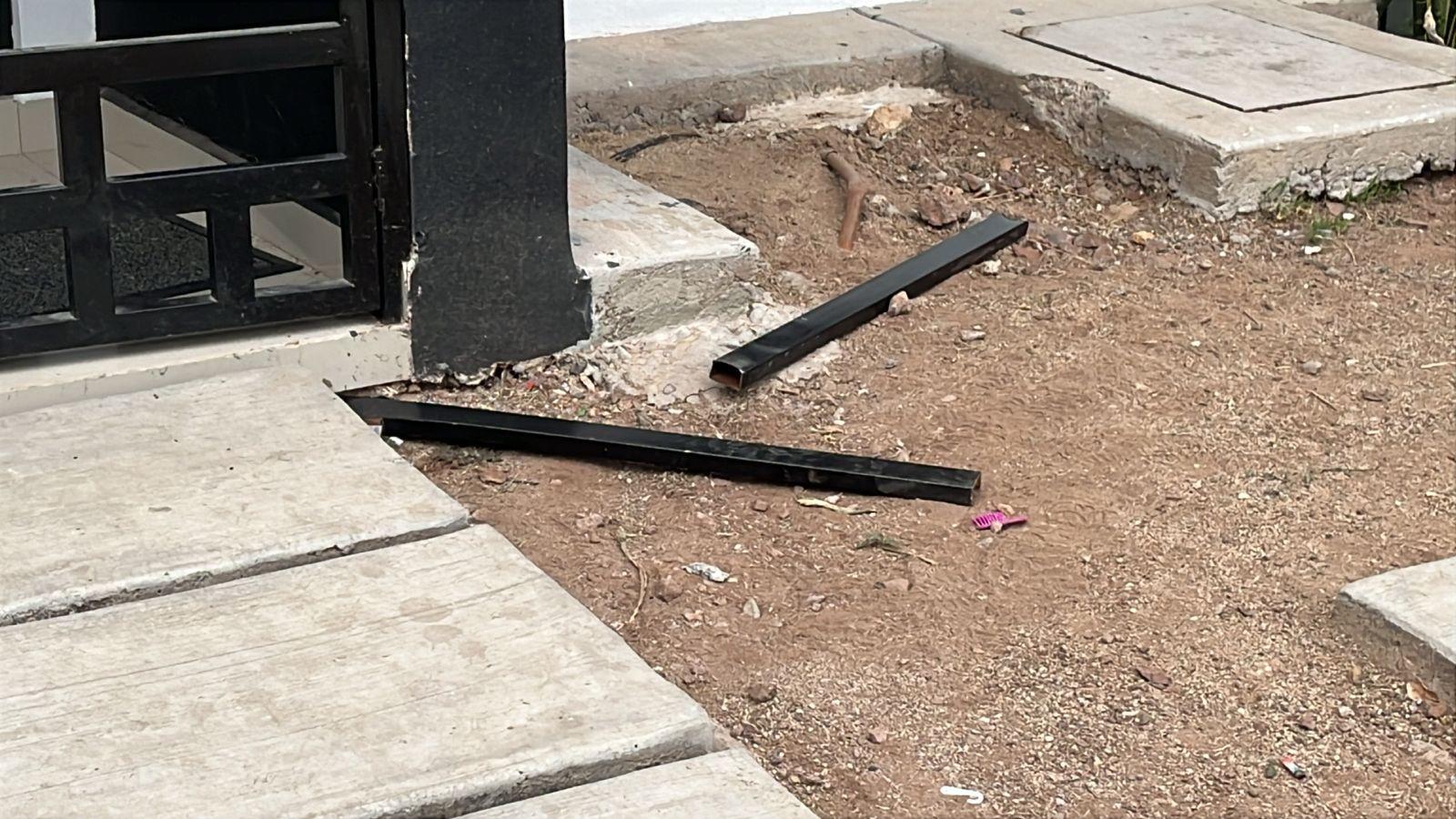 $!Autoridades federales sacan a una mujer y armas en fraccionamiento Montserrat, en Culiacán