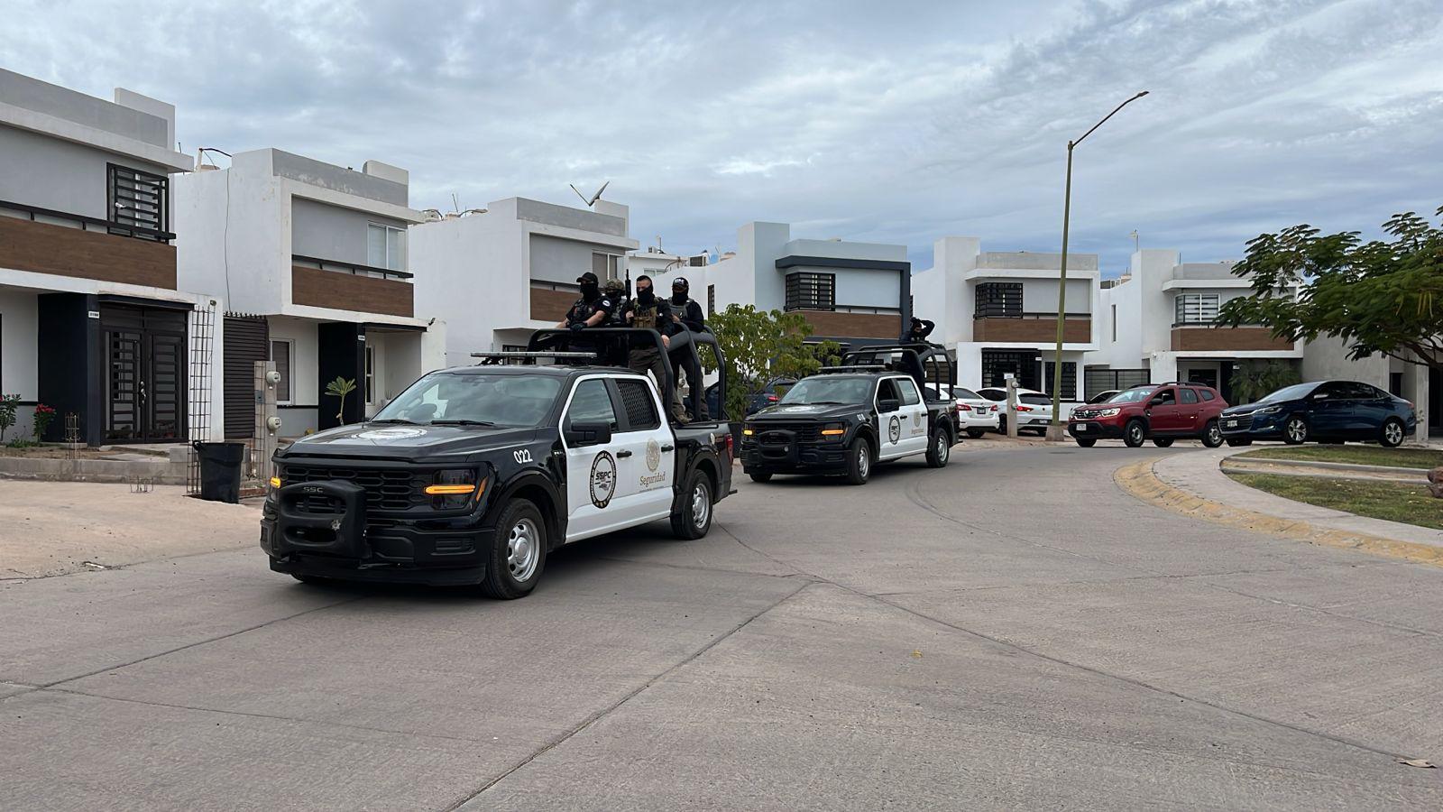 $!Autoridades federales sacan a una mujer y armas en fraccionamiento Montserrat, en Culiacán