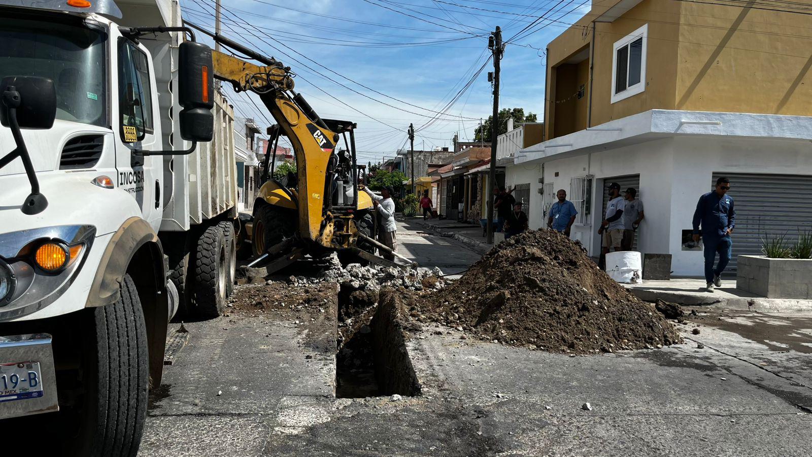 $!Gobierno de Mazatlán trabaja en la Colonia Olímpica en la rehabilitación de red sanitaria
