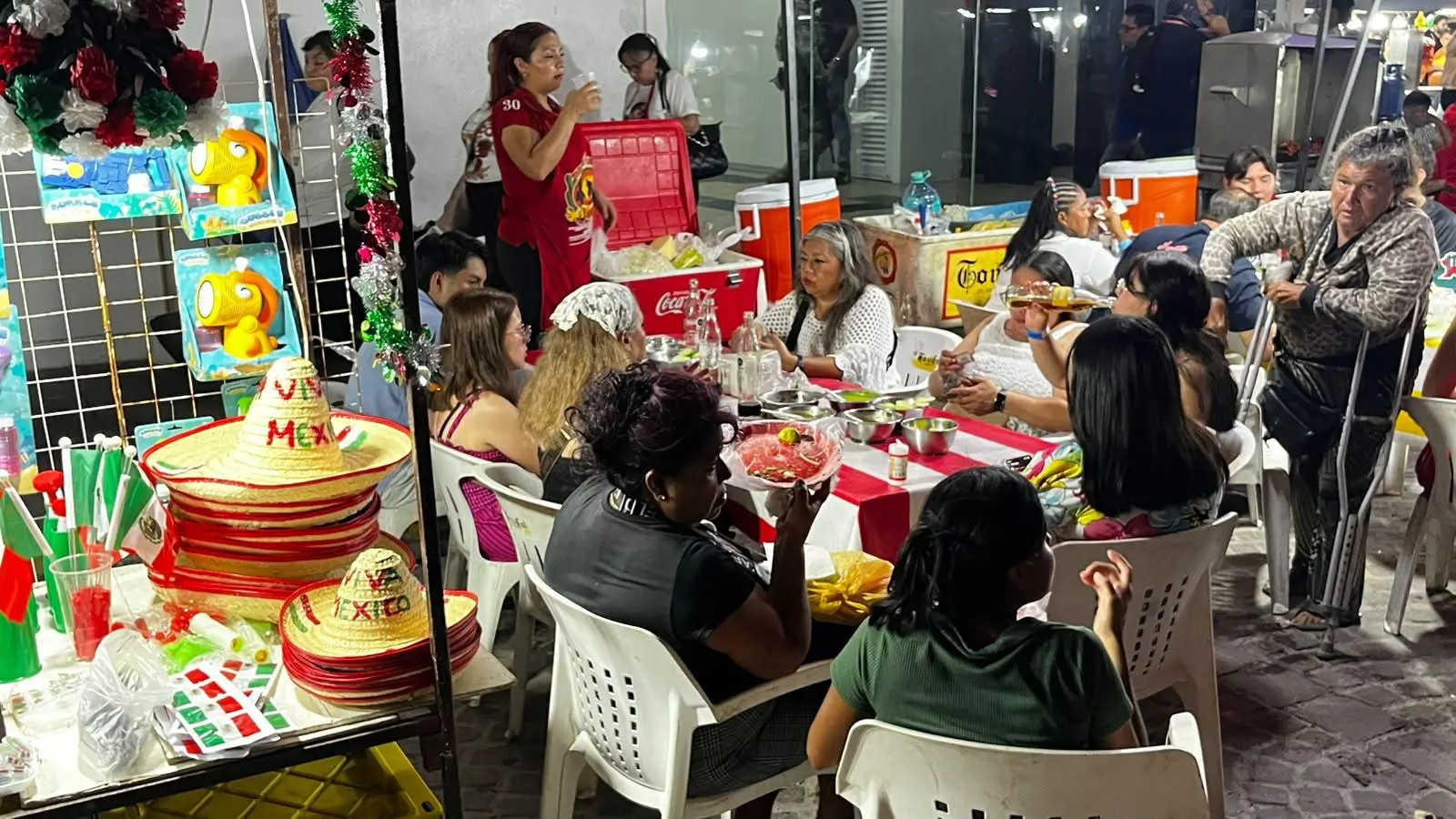 $!Cientos de personas acompañan a Alcaldesa de Mazatlán durante el Grito de Independencia
