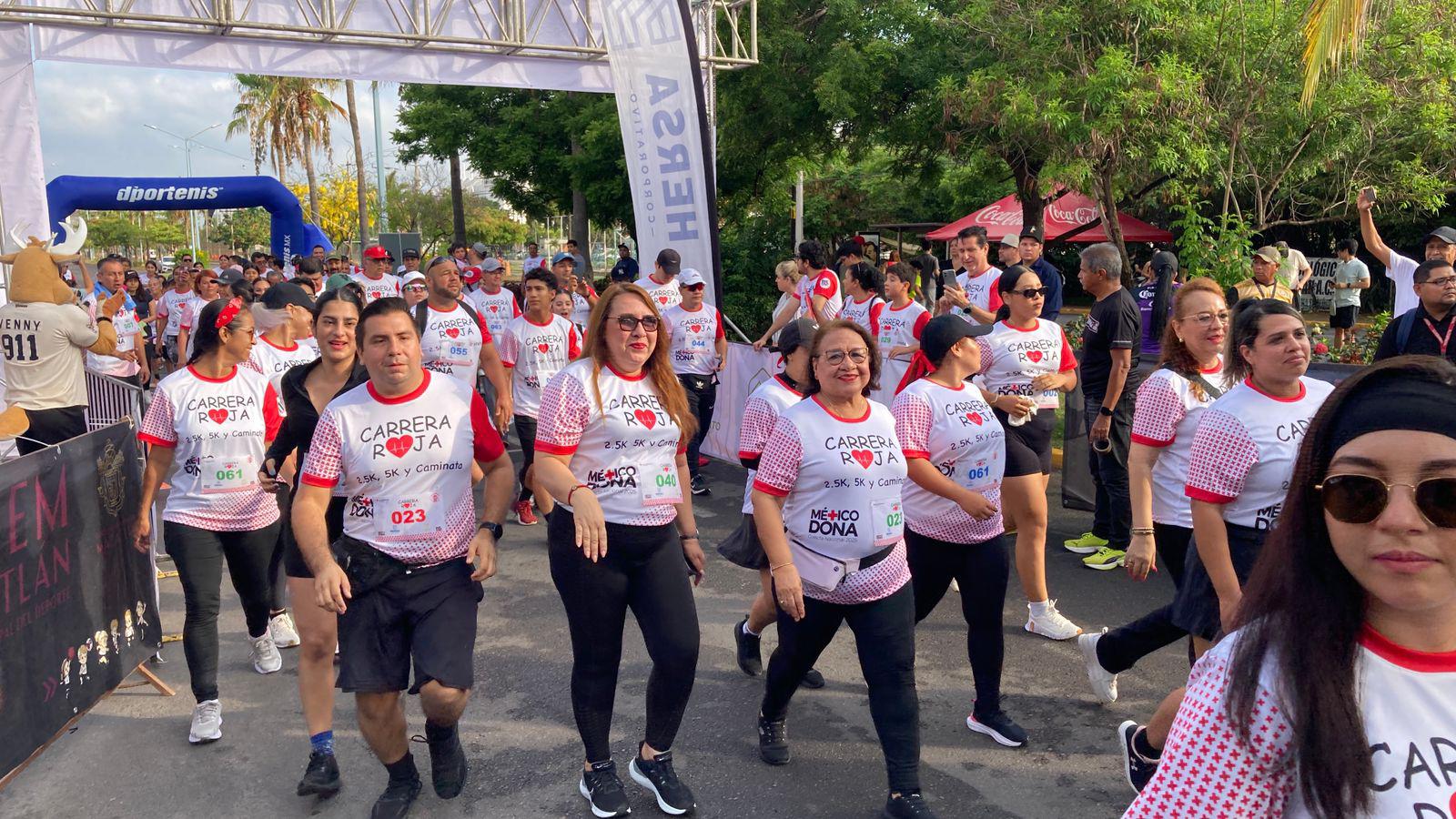 $!Jesús Labrador y Aragetze Nava triunfan en la primera Carrera Roja en Mazatlán