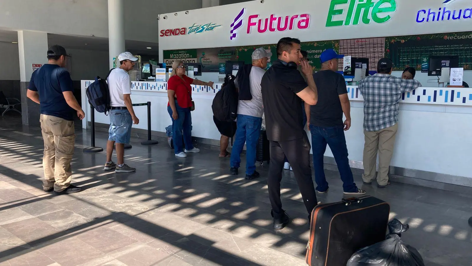 $!Mantiene Central Camionera de Mazatlán alta afluencia de usuarios por vacaciones