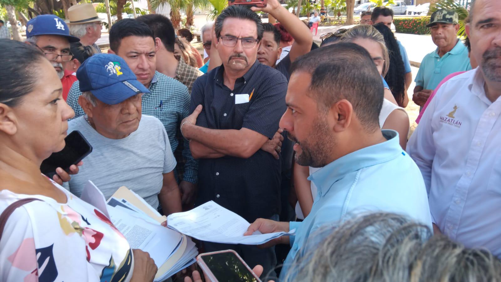 $!Vecinos de la colonia Azteca exigen regularización de sus terrenos en Mazatlán