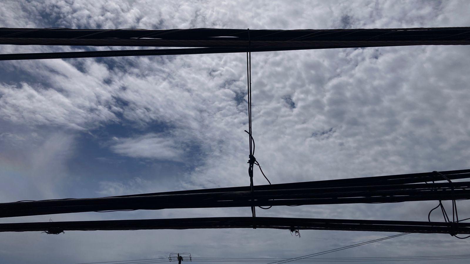 $!Cableado mal puesto sobre puente peatonal representa un riesgo en Urías