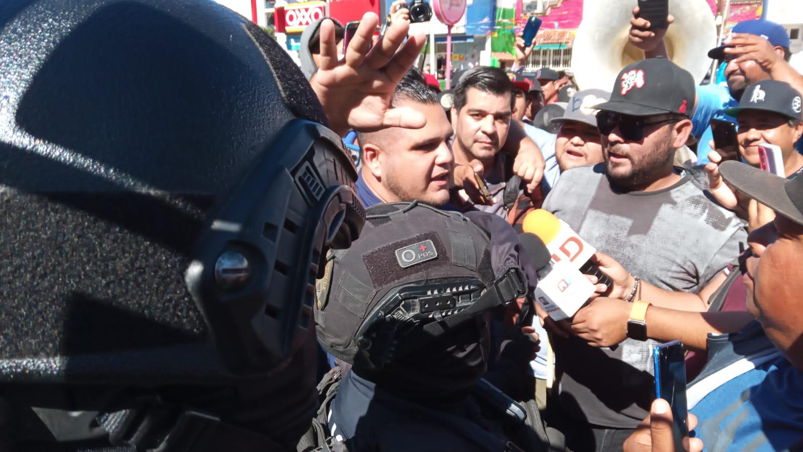 $!Se manifiestan músicos tocando y con marcha en plena zona turística