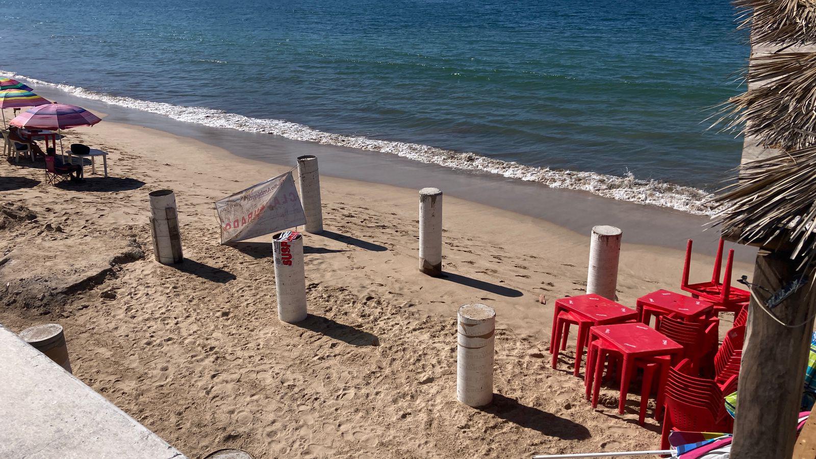 $!Pese a la prohibición y demanda, mega palapa continúa en construcción en playa de Mazatlán