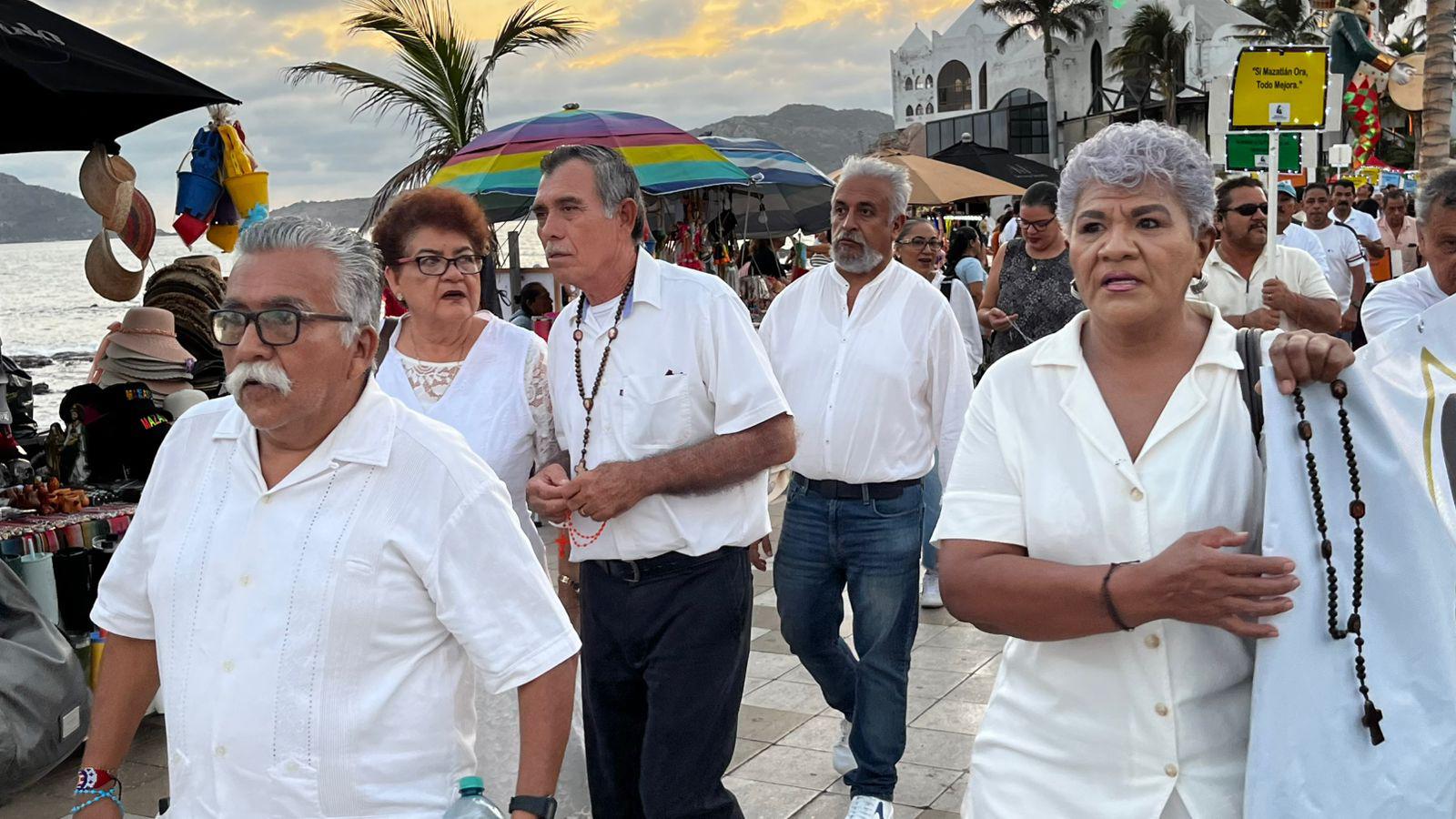 $!Cientos de fieles recorren el malecón de Mazatlán en una jornada de oración por la paz