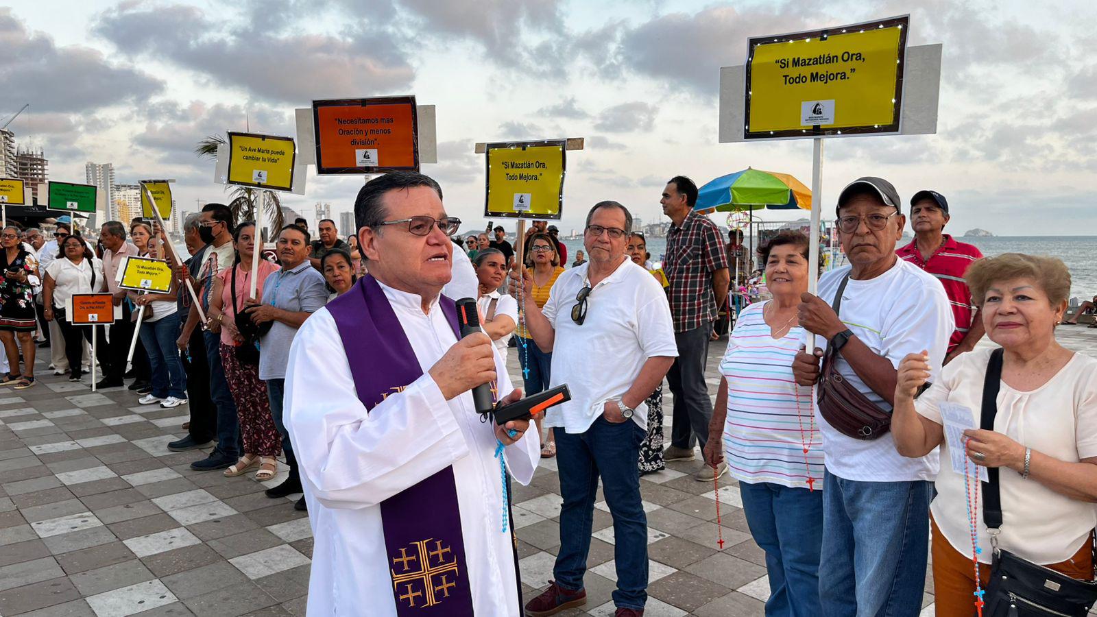 $!Cientos de fieles recorren el malecón de Mazatlán en una jornada de oración por la paz