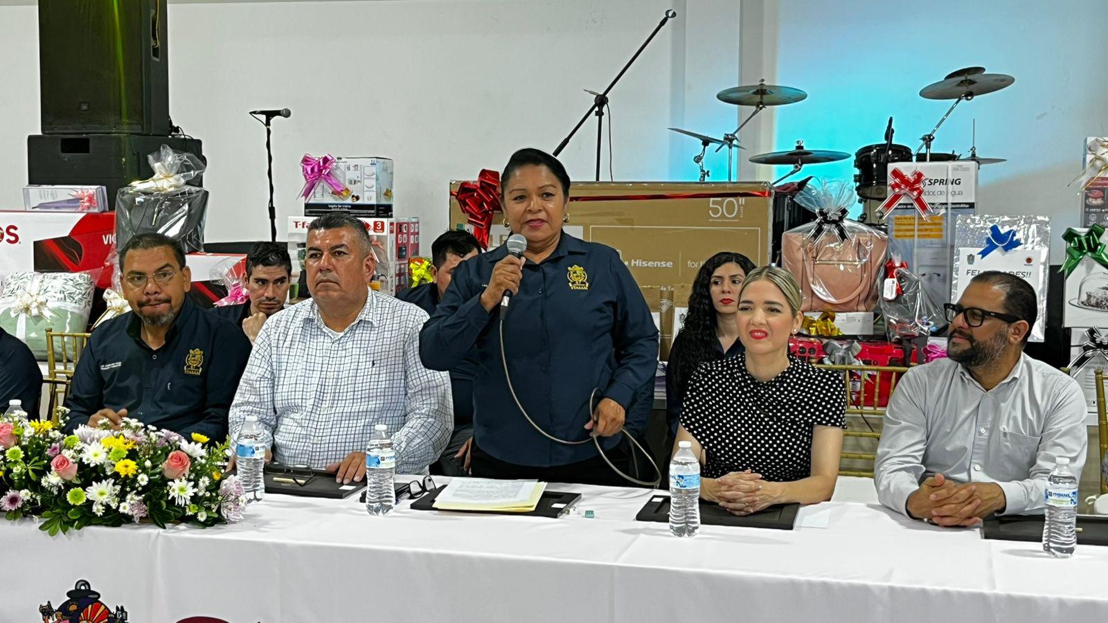 $!Reconocen a trabajadoras del Ayuntamiento de Mazatlán por su trayectoria y servicio