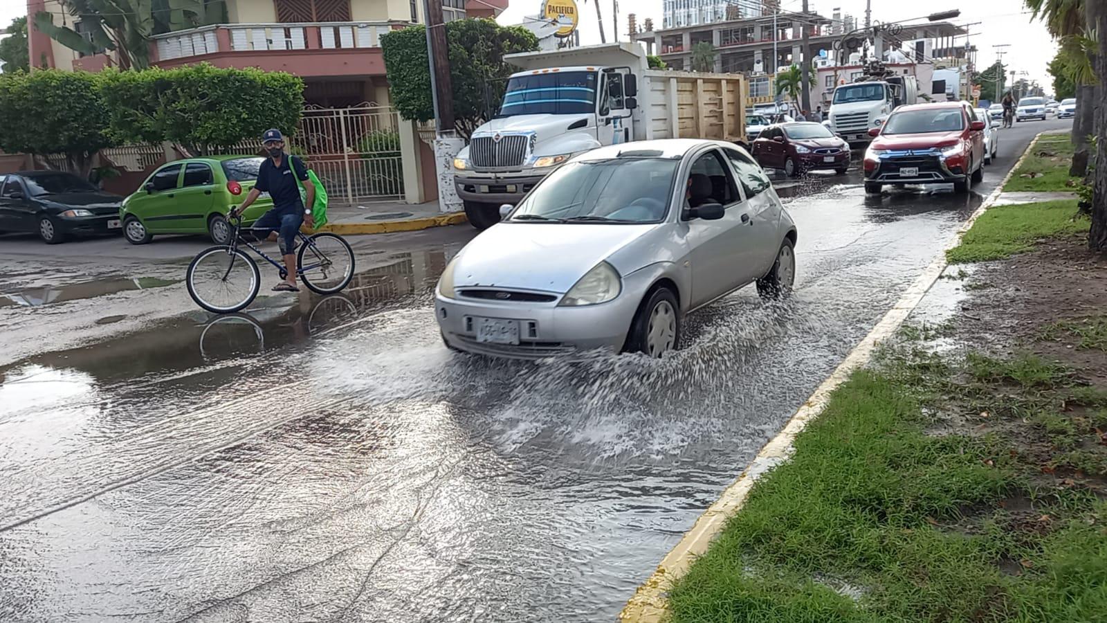 $!Enorme fuga de agua potable se registra en Insurgentes y Reforma; ya trabajan en reparación