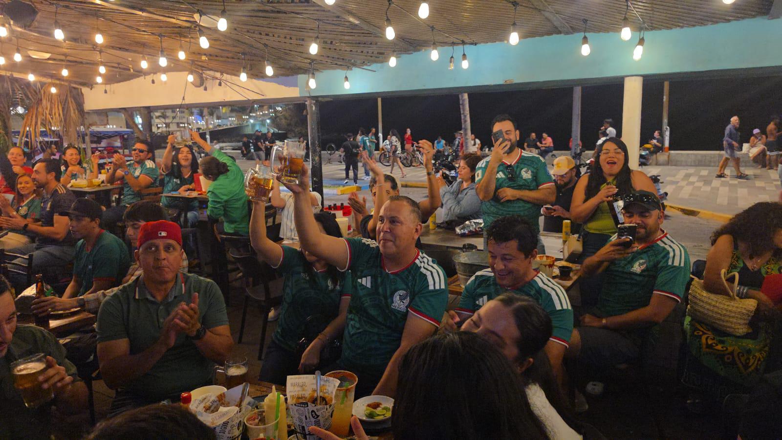 $!México desata la fiesta en Olas Altas tras asegurar su pase a la siguiente ronda
