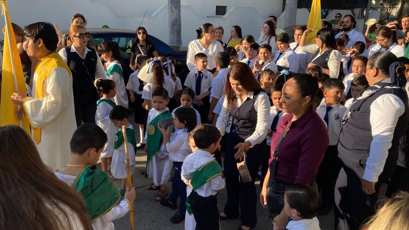 $!Alumnos del Instituto Mazatlán muestran su fe en peregrinación por el Día de San Judas Tadeo