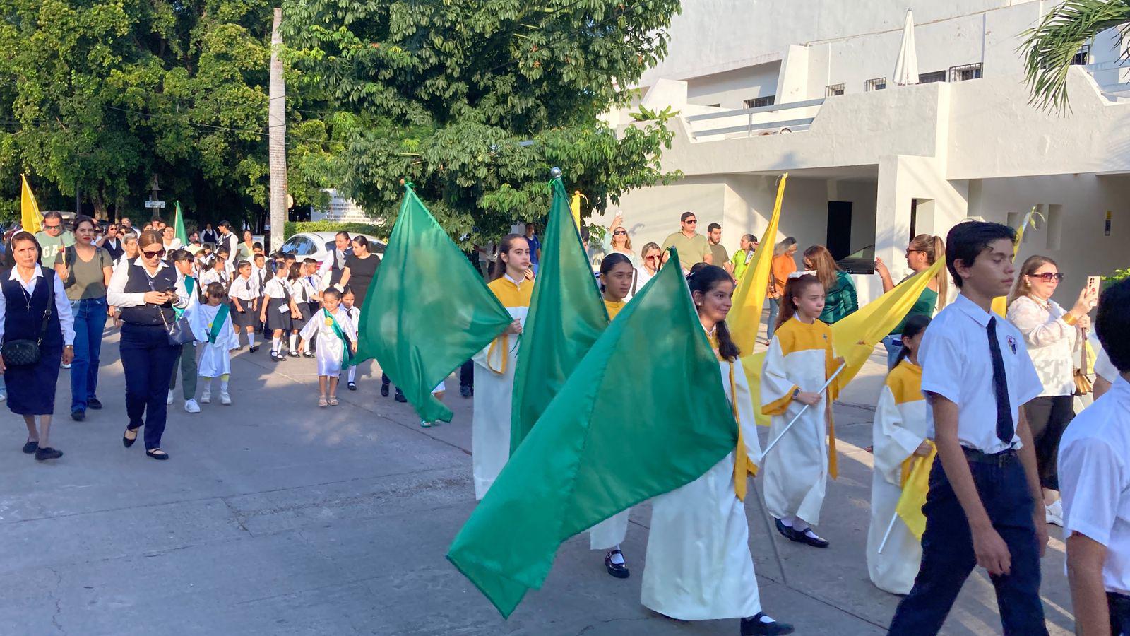 $!Alumnos del Instituto Mazatlán muestran su fe en peregrinación por el Día de San Judas Tadeo