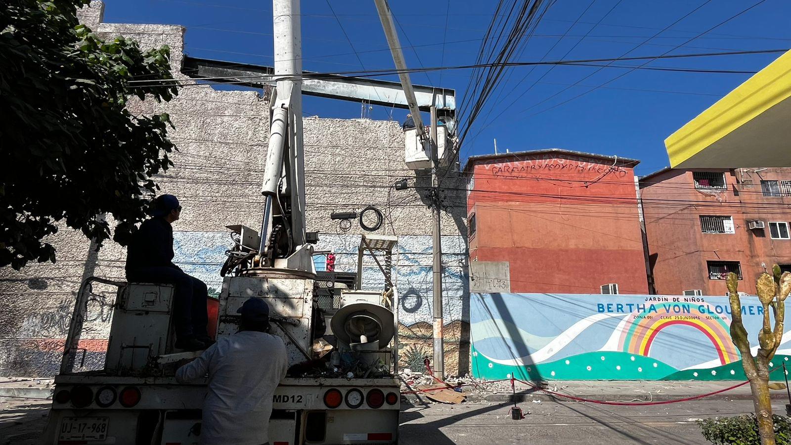 $!Continúa demolición de bardas en antigua tienda del Issste en Mazatlán