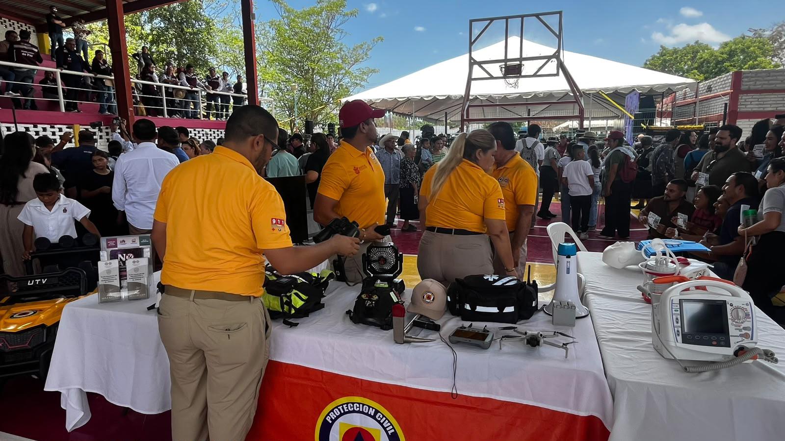 $!Acercan servicios y programas a familias de Villa Unión mediante Feria de Paz
