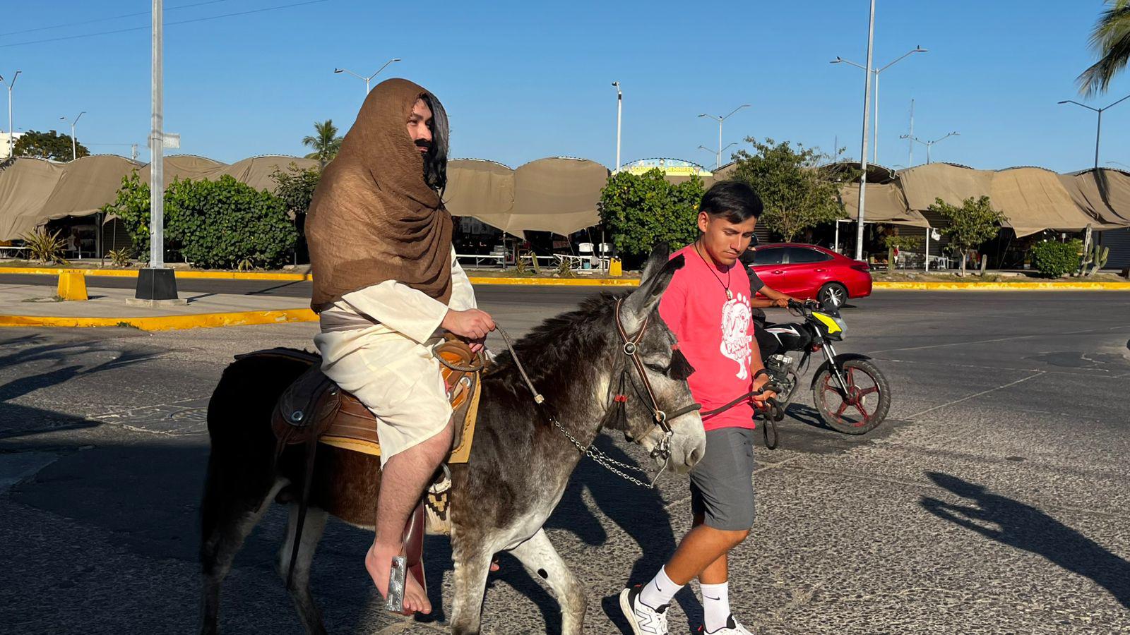 $!Recuerdan jóvenes el sentido de la Semana Santa con manifestación en Mazatlán