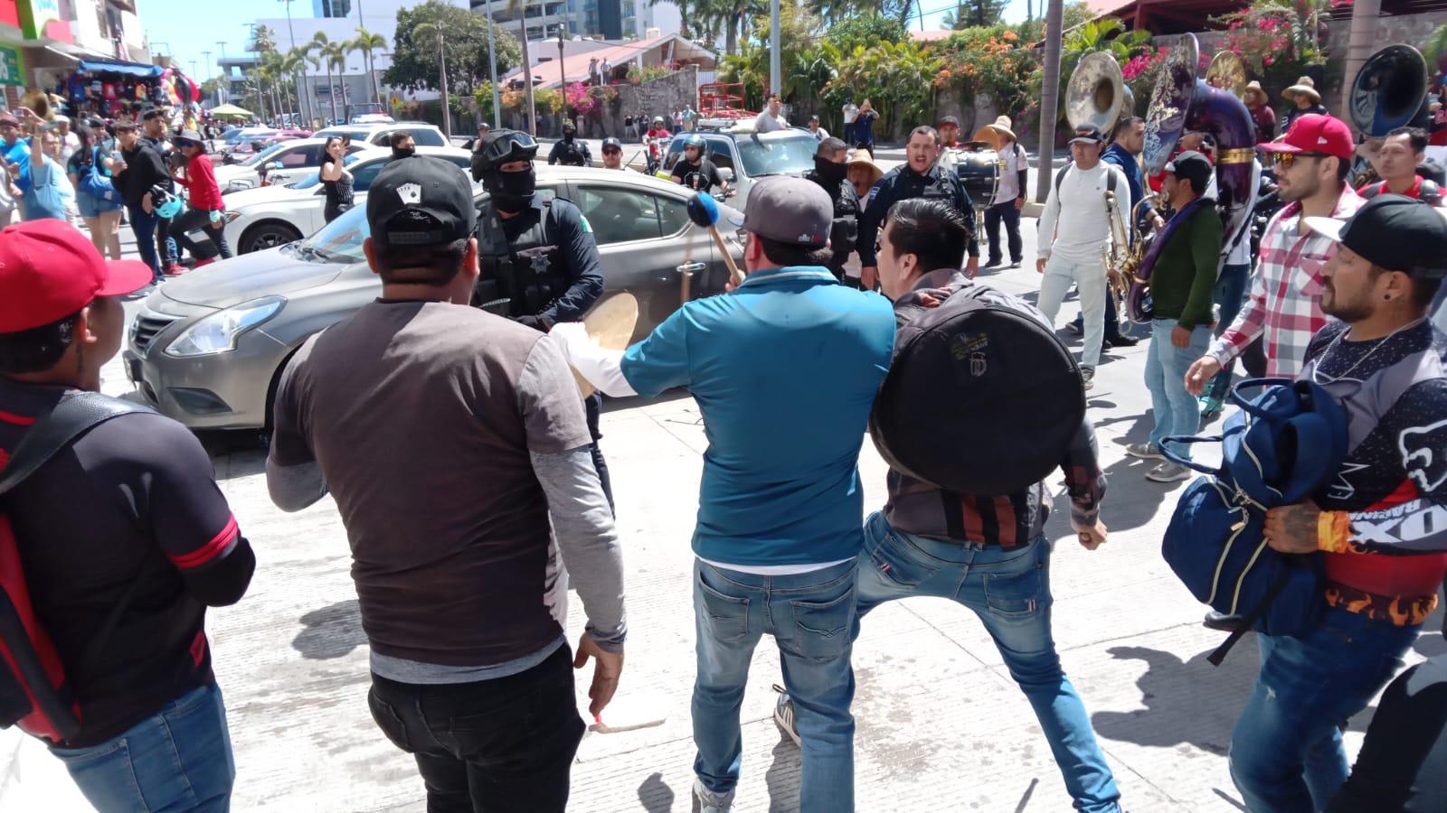 $!Se manifiestan músicos tocando y con marcha en plena zona turística